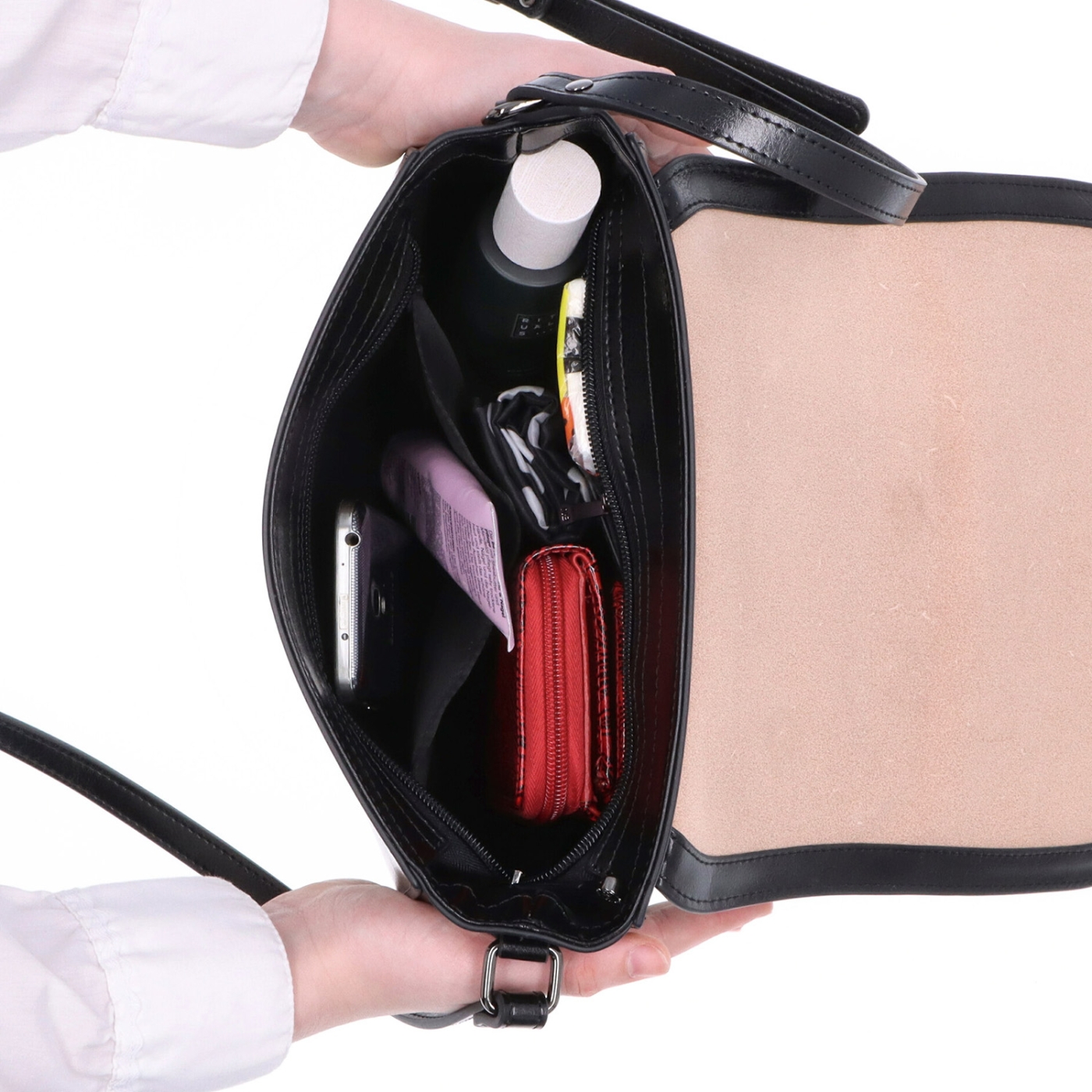 Elegantní kožená crossbody kabelka s klopou Noelia Bolger materiál kůže zapínání s klopou barva černá velikost malá NB 0117 C Vnitřek