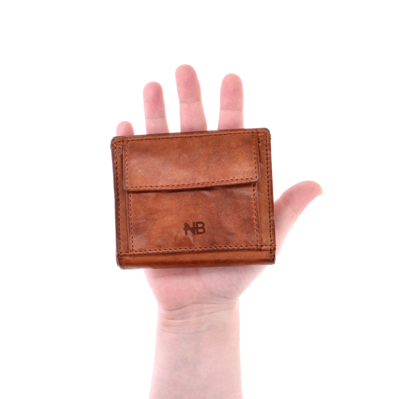 Malá kožená peněženka s unisex designem Noelia Bolger materiál kůže barva koňaková velikost malá 5133 NB KO V ruce