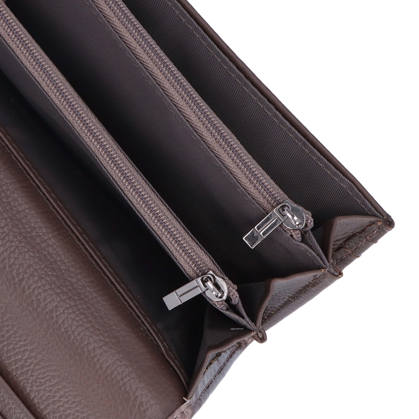 Stylová lakovaná peněženka z pravé kůže Carmelo materiál kůže zapínání na cvoček barva taupe velikost velká 2109 K T Detail