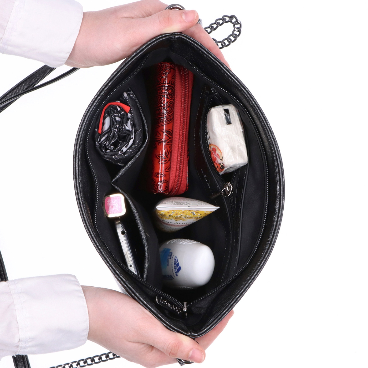 Elegantní crossbody kabelka s jemným leskem Le Sands materiál syntetická kůže zapínání na zip barva černá velikost malá 4608 C Vnitřek