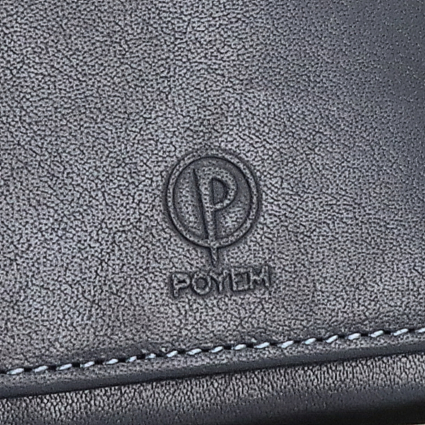 Luxusní kožená peněženka Poyem materiál kůže zapínání na cvoček barva černá velikost malá 5227 Poyem C Logo