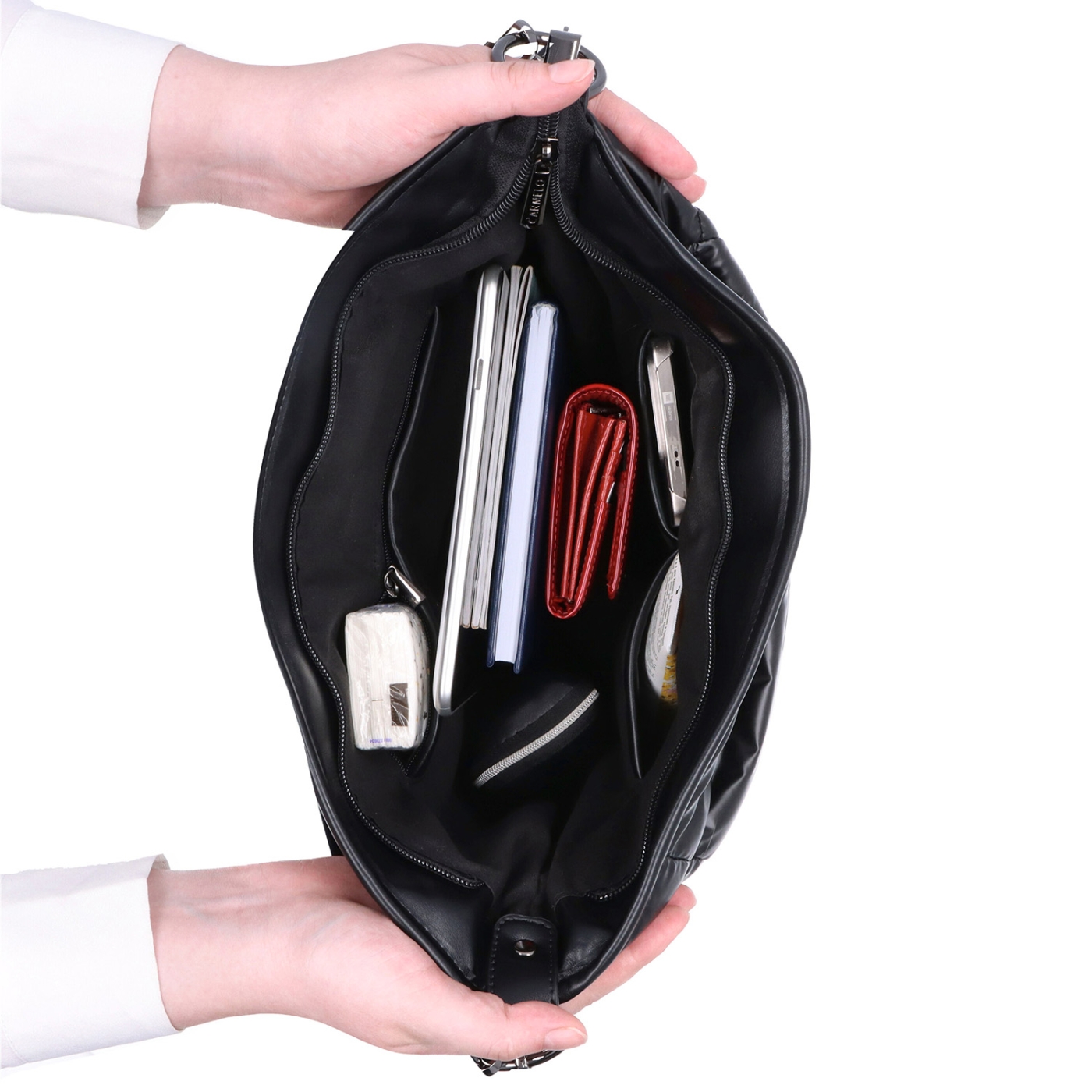 Měkká kabelka s prošíváním a elegantním nádechem Carmelo materiál nylon zapínání na zip barva zelená velikost střední 4383 PE Vnitřek