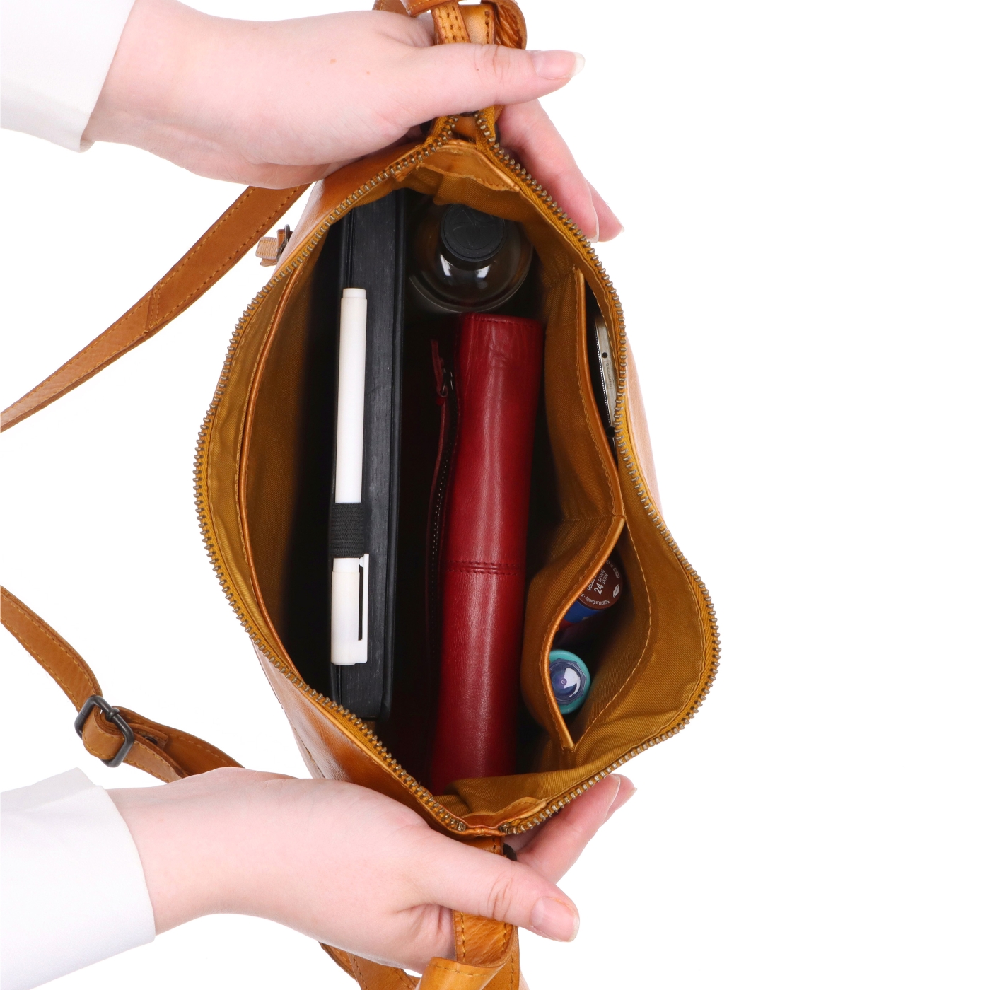 Dámská kožená crossbody kabelka Noelia Bolger materiál kůže zapínání na zip barva žlutá velikost střední NB 2430 ZLU Vnitřek