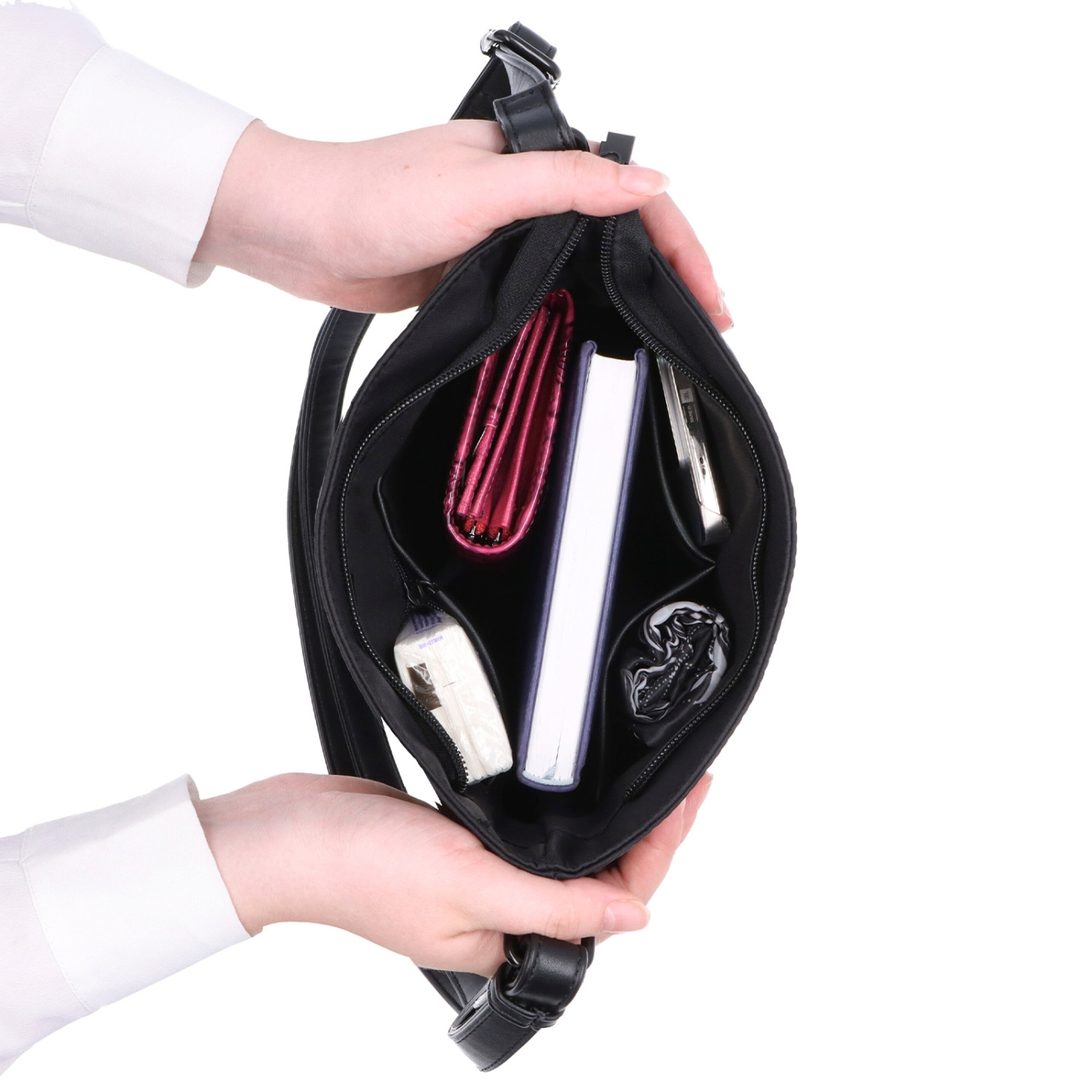 Stylová dámská crossbody kabelka z nylonu Carmelo materiál nylon zapínání na zip barva černá velikost malá 6606 C LE Vnitřek