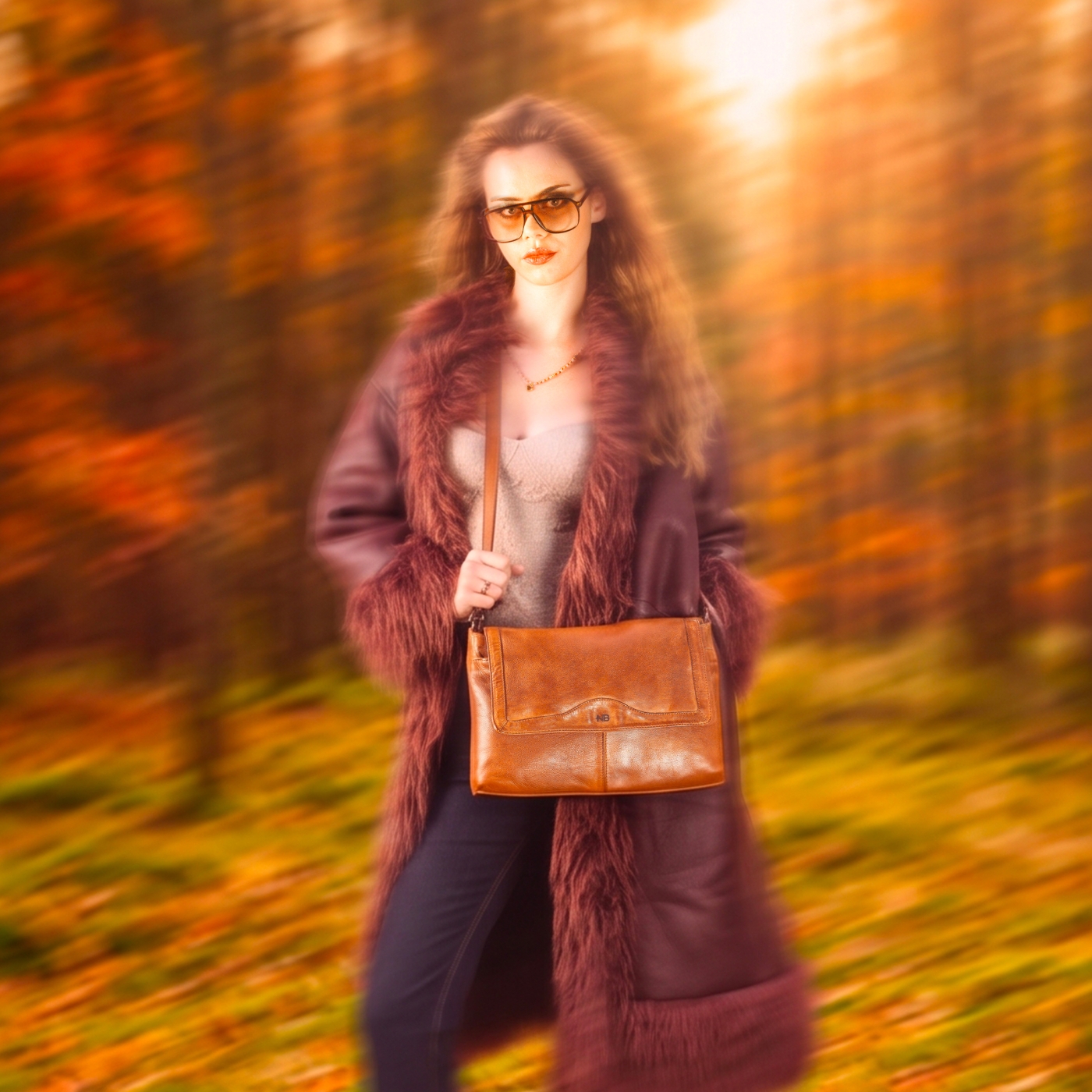 Crossbody kabelka z pravé kůže s klopou Noelia Bolger materiál kůže zapínání s klopou barva koňaková velikost střední NB 2024 KO Lifestyle