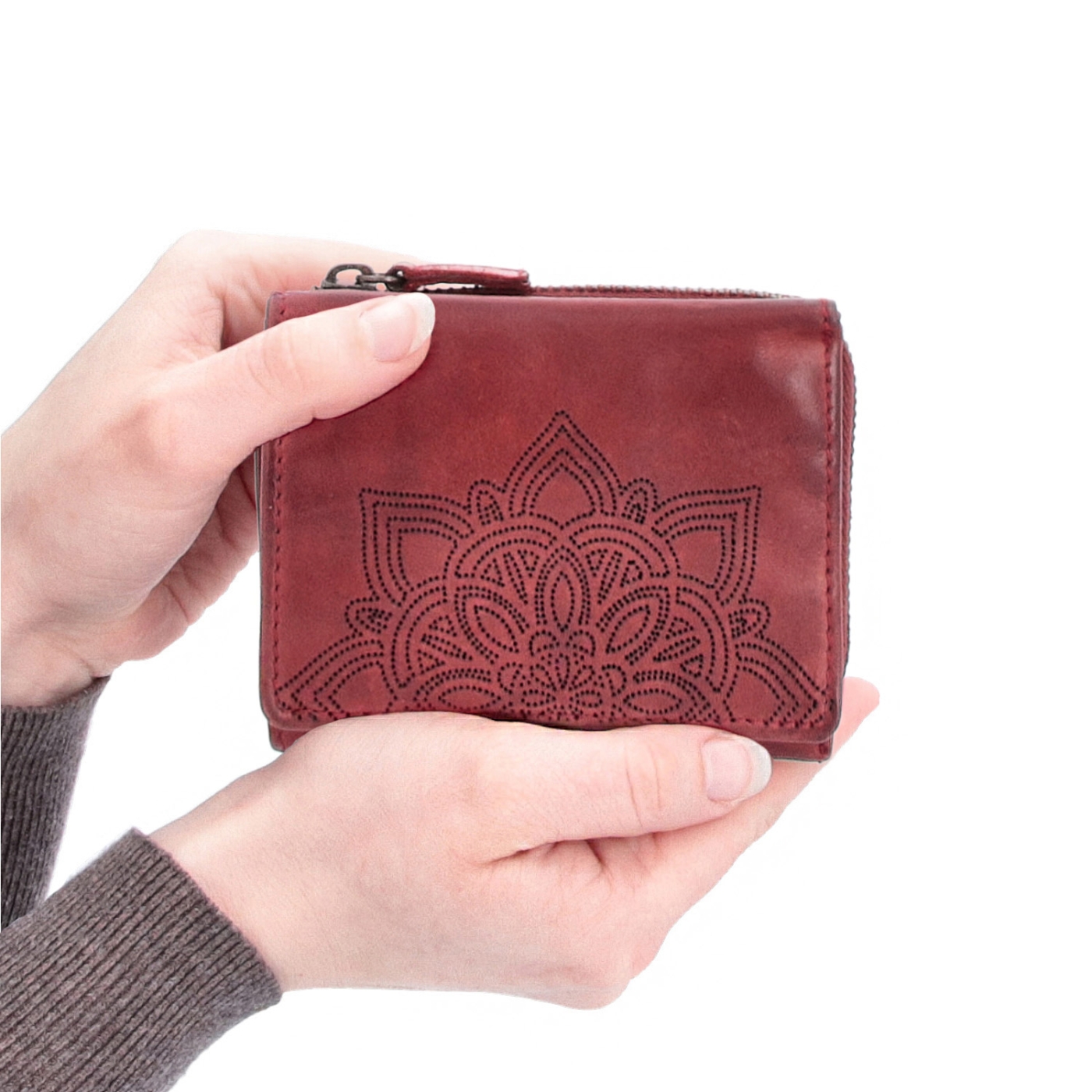 Malá kožená peněženka v boho stylu Noelia Bolger materiál kůže zapínání na cvoček barva červená velikost malá 5124 NB CV V ruce