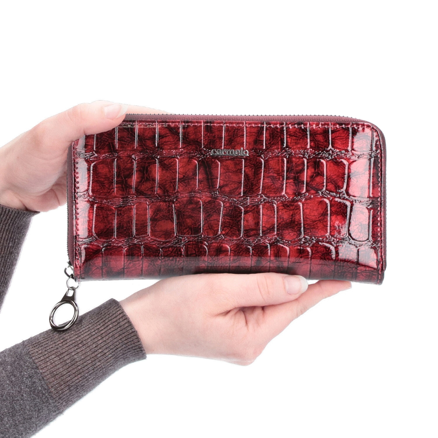 Penál z lakované kůže Carmelo materiál kůže zapínání na zip barva vínová velikost velká 2111 S BO V ruce