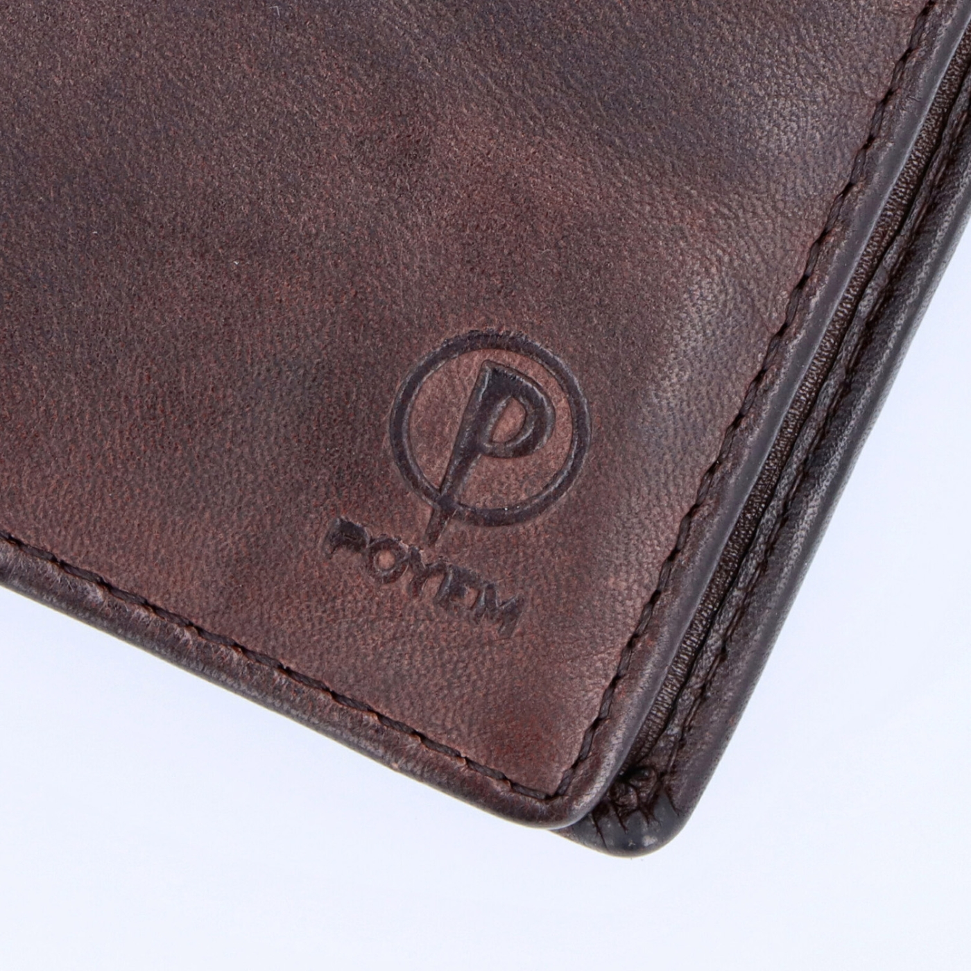 Praktická kompaktní peněženka z pravé kůže Poyem materiál kůže zapínání Bez zapínání barva hnědá velikost malá 5243 Poyem H Logo