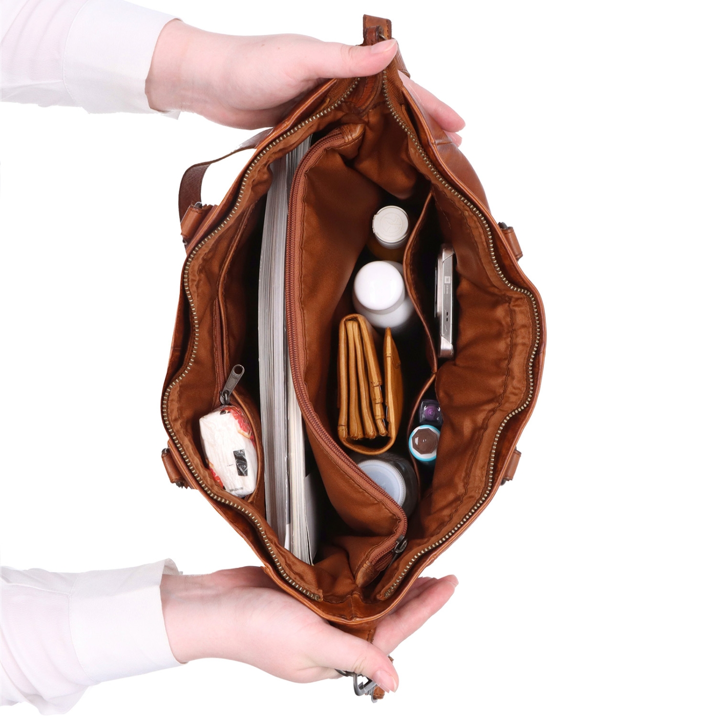 Prostorná shopper kabelka z pravé kůže Noelia Bolger materiál kůže zapínání na zip barva koňaková velikost střední NB 2427 KO Vnitřek