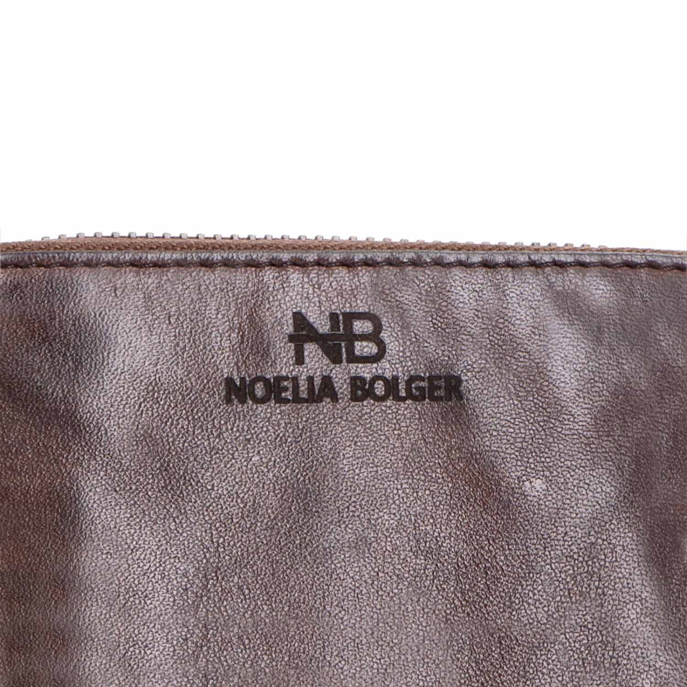 Praktická kožená peněženka s prošíváním Noelia Bolger materiál kůže zapínání na cvoček barva hnědá velikost malá 5130 NB H Logo