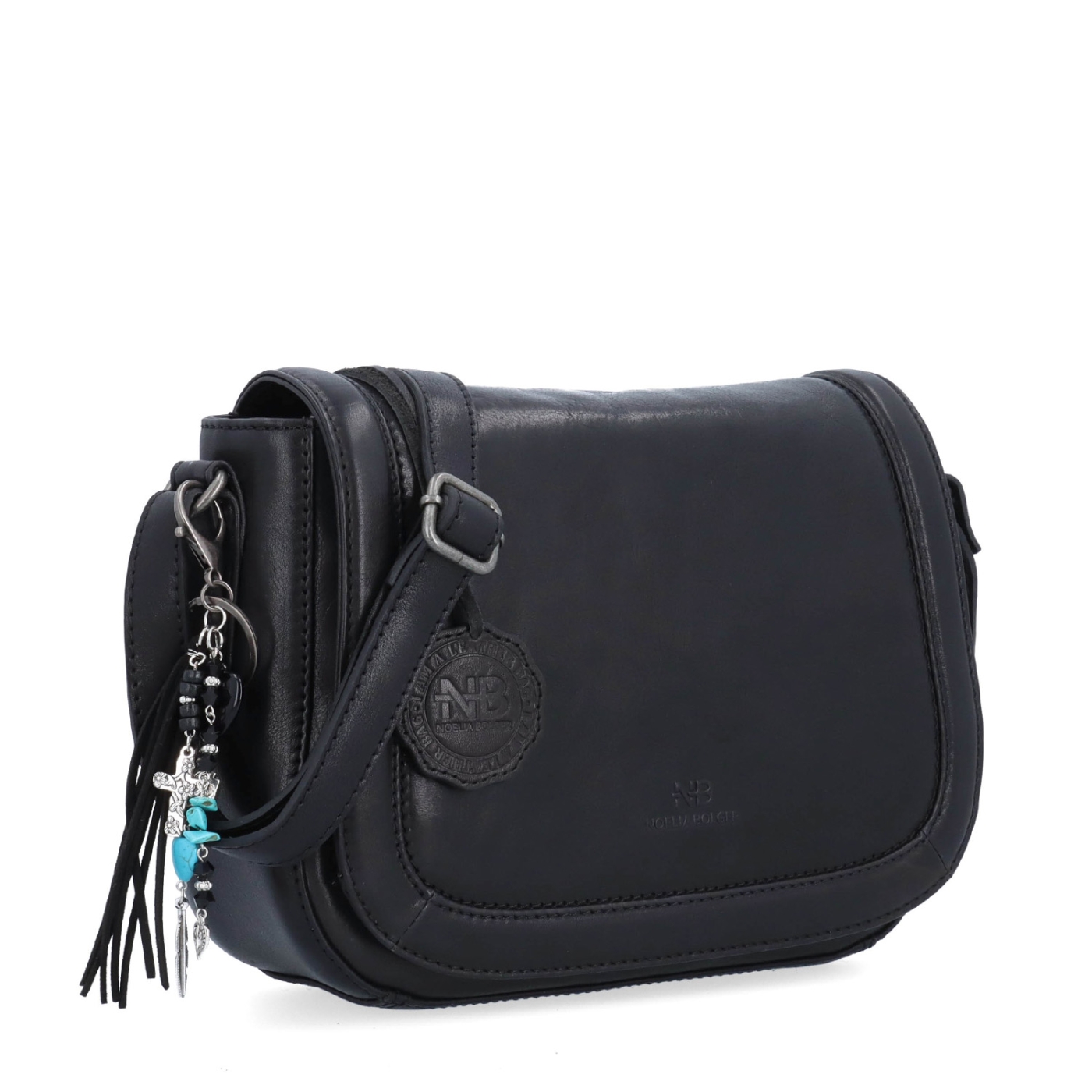 Menší crossbody kabelka s klopou a přívěskem Noelia Bolger materiál kůže zapínání s klopou barva černá velikost střední NB 3111 C