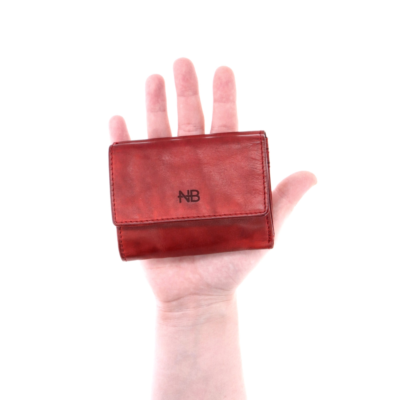 Malá kožená peněženka pro muže i ženy Noelia Bolger materiál kůže barva červená velikost malá 5135 NB CV V ruce