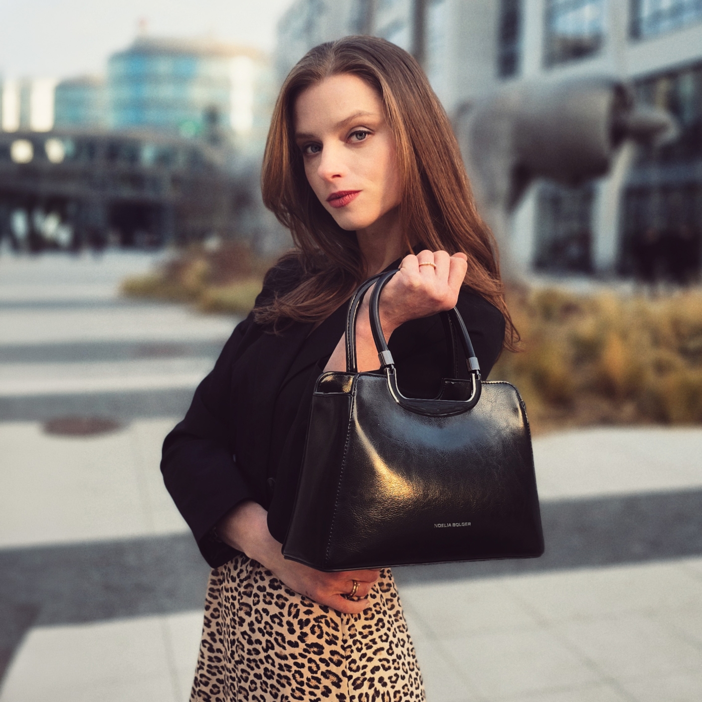 Kožená kabelka do ruky Noelia Bolger materiál kůže zapínání na zip barva černá velikost malá NB 0075 C Lifestyle