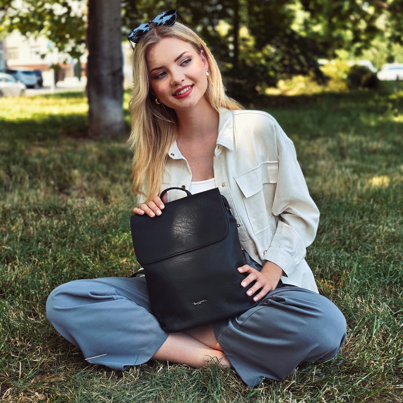 Městský batoh s klopou a magnetem Tangerin materiál syntetická kůže zapínání na zip barva černá velikost střední 8006 C Lifestyle