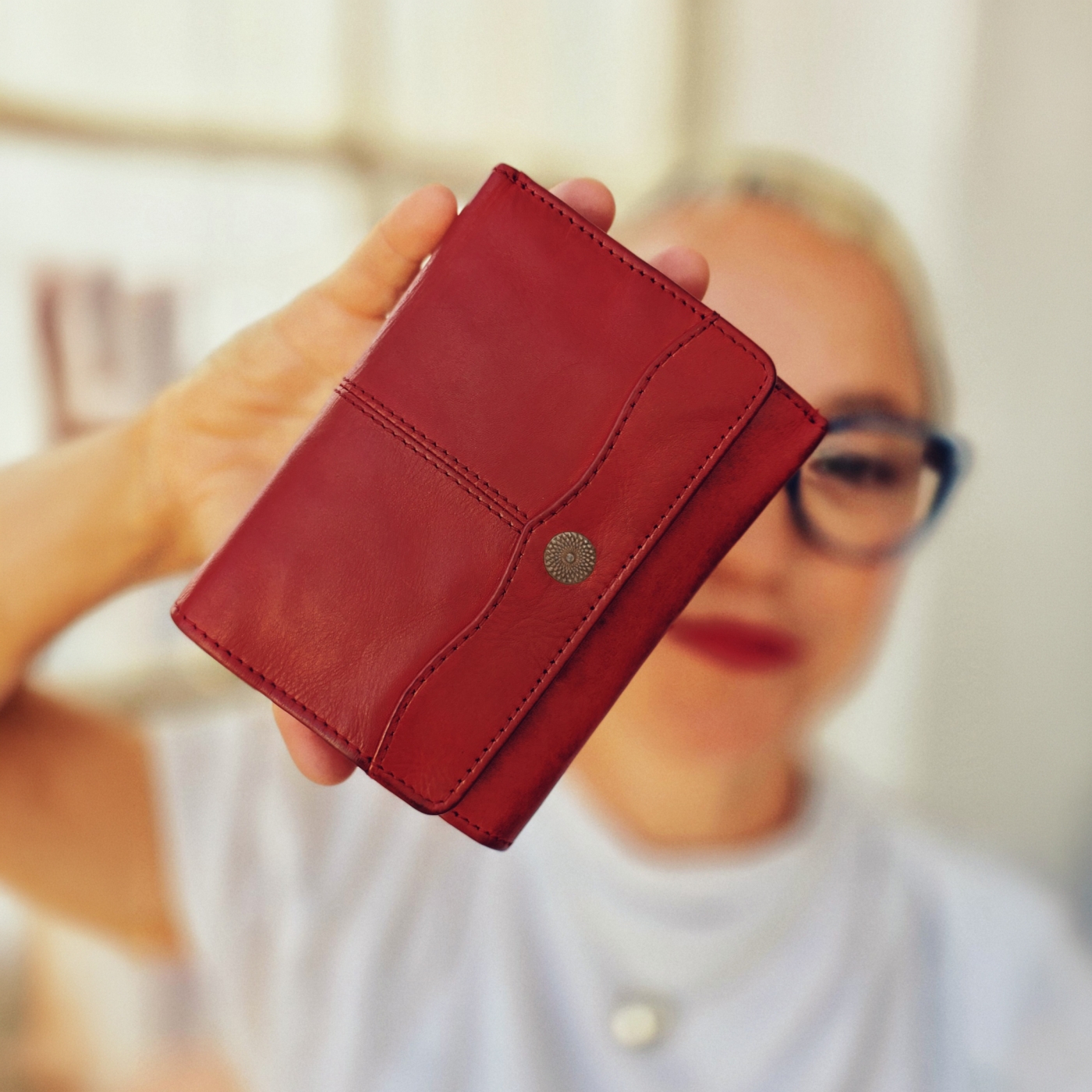 Malá kožená peněženka s moderním prošitím Noelia Bolger materiál kůže zapínání na cvoček barva červená velikost střední 5127 NB CV Lifestyle