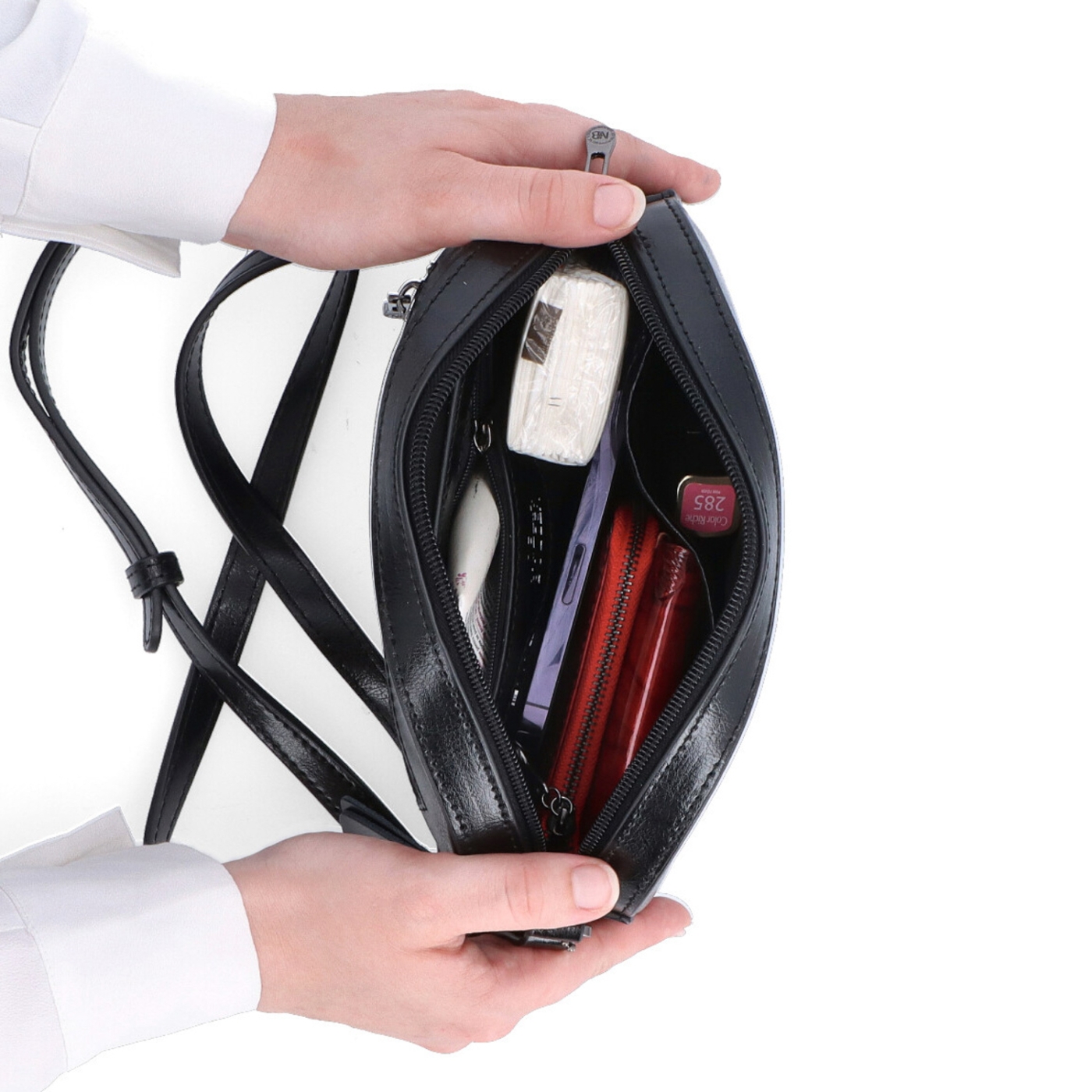 Malá minimalistická kožená crossbody kabelka Noelia Bolger materiál kůže zapínání na zip barva černá velikost malá NB 0106 C Vnitřek