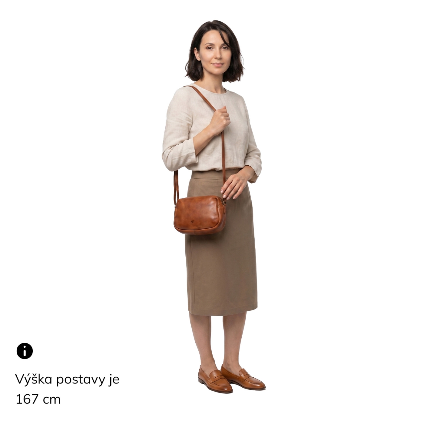 Minimalistická kožená crossbody kabelka Noelia Bolger materiál kůže zapínání na zip barva koňaková velikost malá NB 2417 KO Na postavě