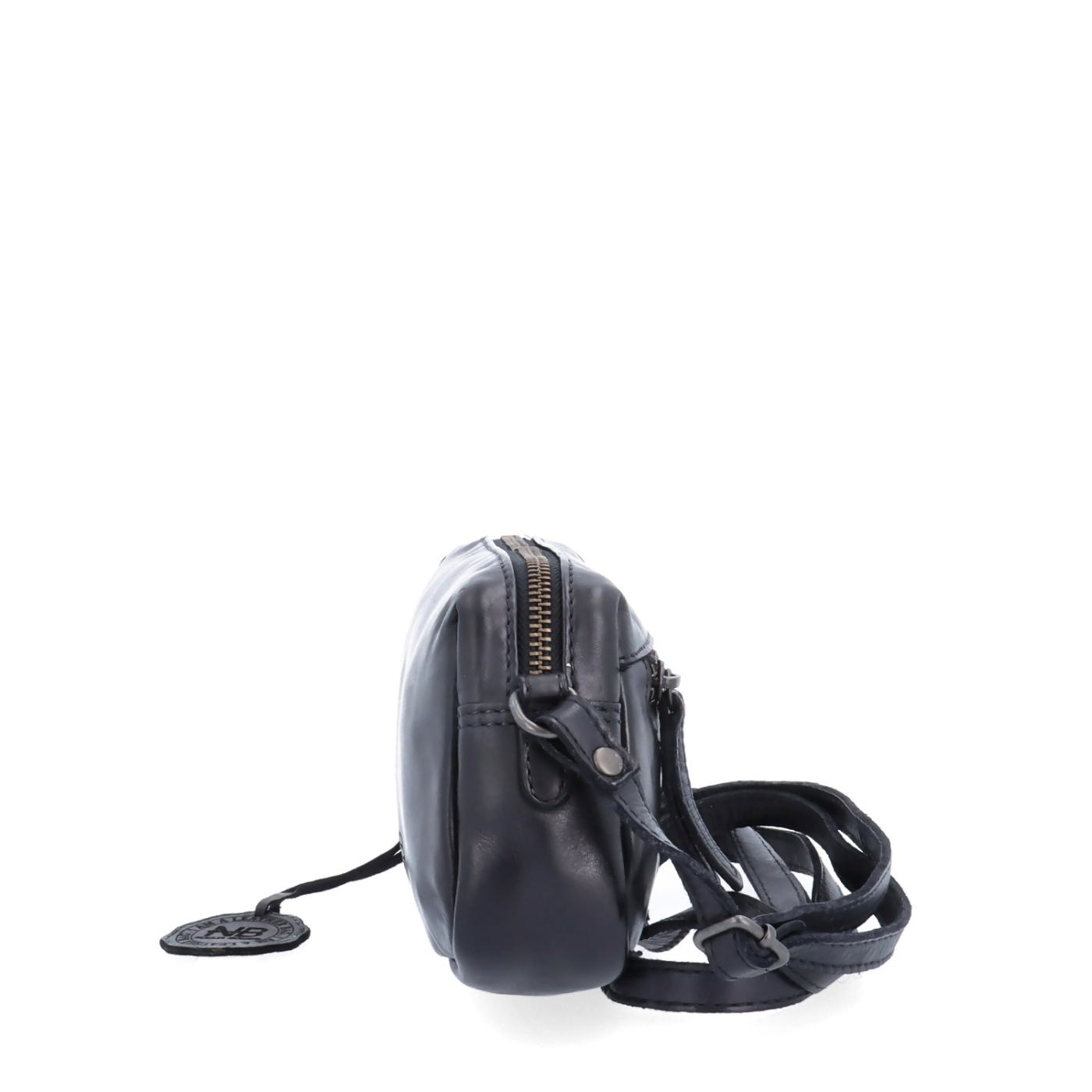Minimalistická kožená crossbody kabelka Noelia Bolger materiál kůže zapínání na zip barva černá velikost malá NB 2417 C Z boku