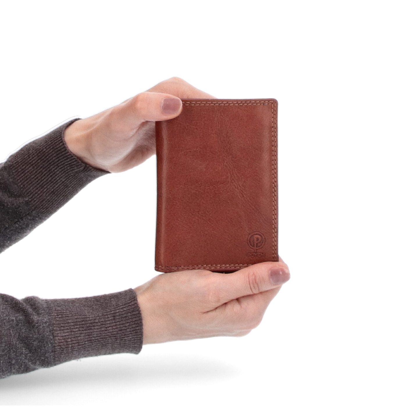 Praktická kožená dokladovka Poyem materiál kůže zapínání Bez zapínání barva koňaková velikost malá 5226 Poyem KO V ruce
