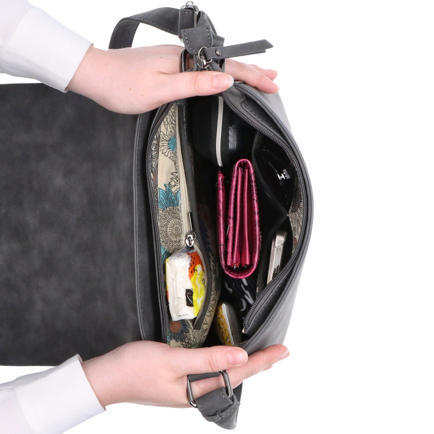 Elegantní crossbody kabelka s klopou Tangerin materiál syntetická kůže zapínání na zip barva hnědá velikost střední 1115 H Vnitřek
