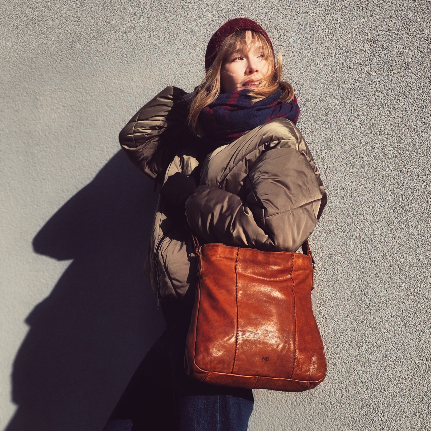 Kožená crossbody kabelka s prošíváním Noelia Bolger materiál kůže zapínání na zip barva koňaková velikost střední NB 2002 KO Lifestyle