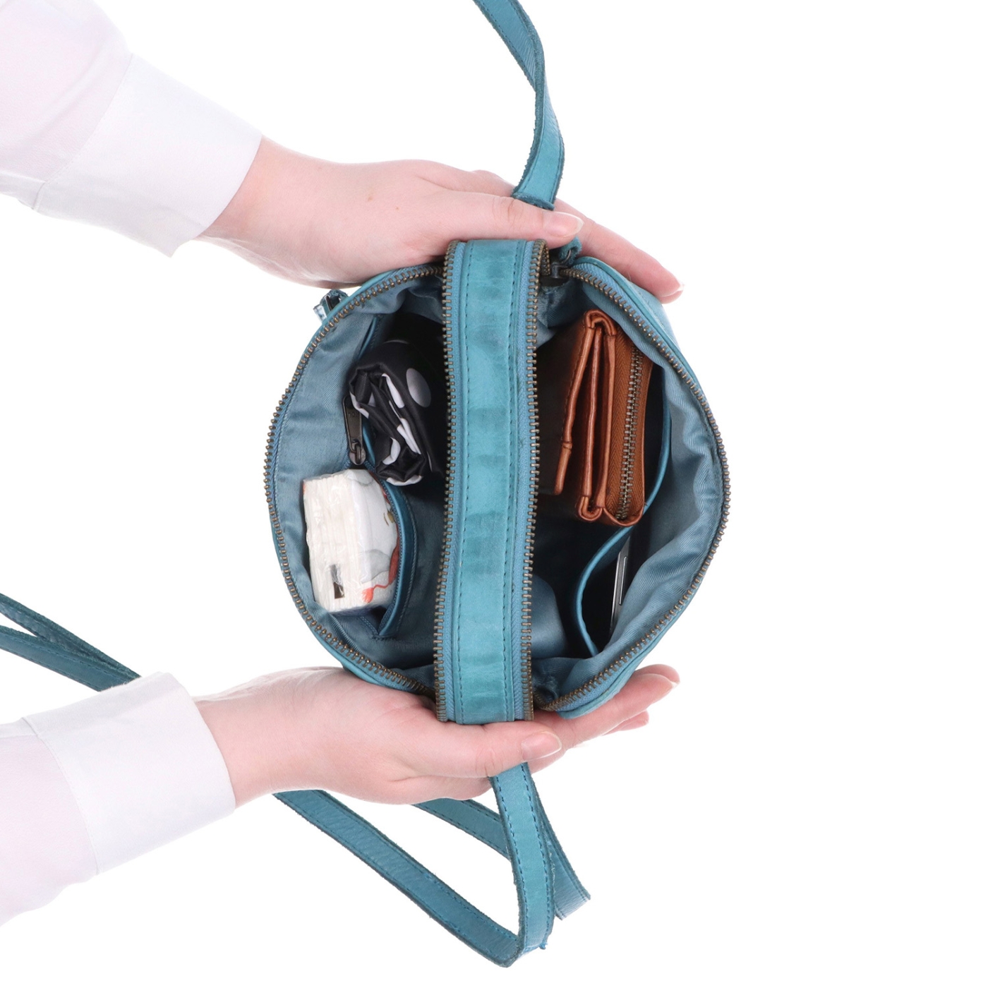 Minimalistická kožená crossbody kabelka Noelia Bolger materiál kůže zapínání na zip barva tyrkysová velikost malá NB 2407 TYR Vnitřek