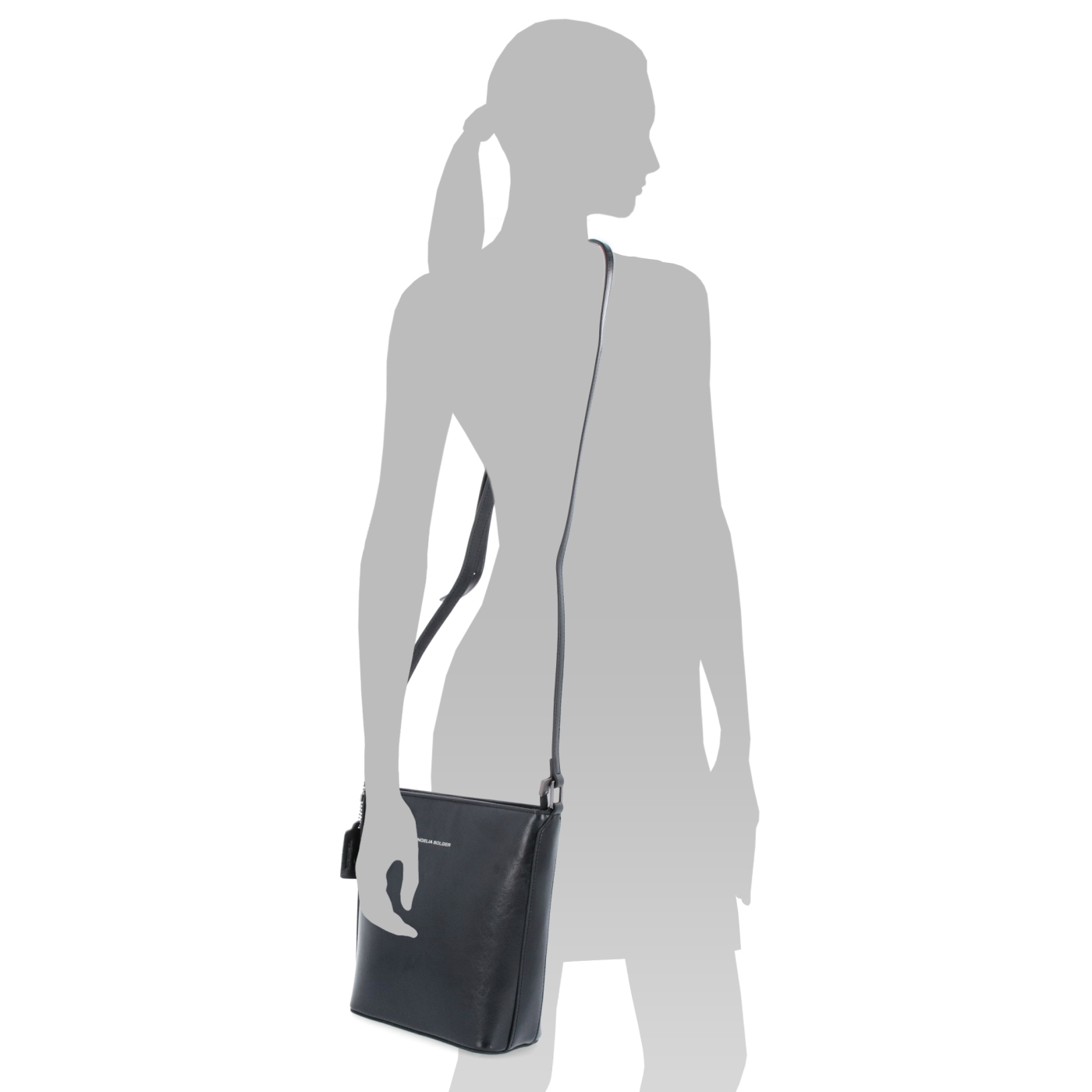 Malá elegantní kožená crossbody kabelka Noelia Bolger materiál kůže zapínání na zip barva černá velikost malá NB 0065 C Na postavě