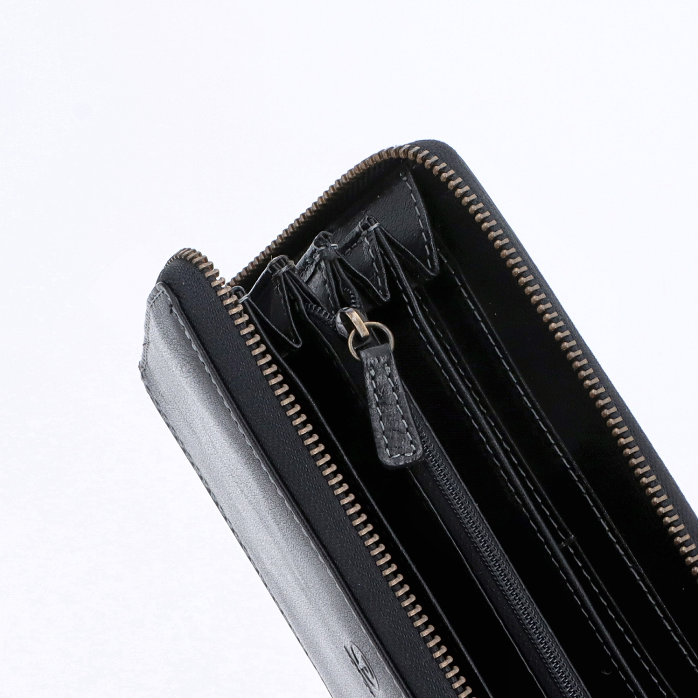 Kožená peněženka penál Poyem materiál kůže zapínání na zip barva černá velikost velká 5212 Poyem C Detail