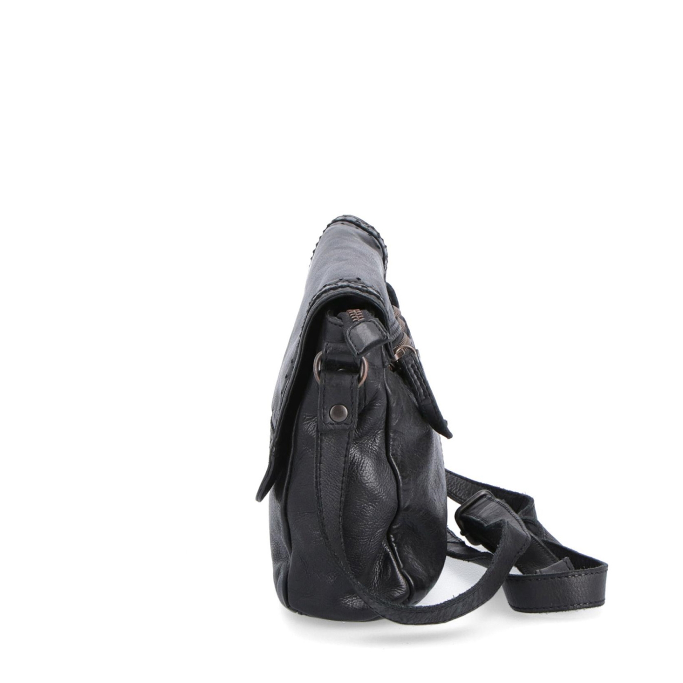 Designová kožená crossbody kabelka s klopou Noelia Bolger materiál kůže zapínání na zip barva černá velikost malá NB 2026 C Z boku