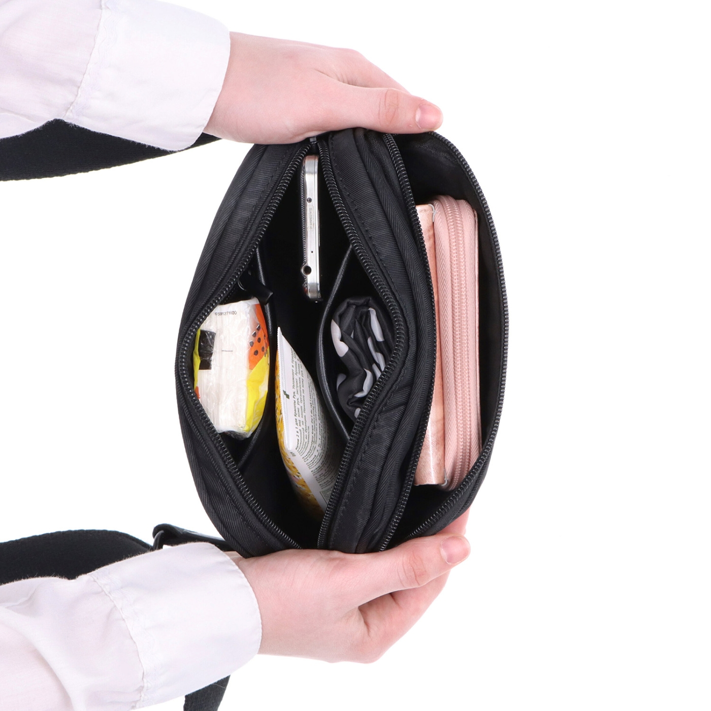 Nylonová crossbody kabelka se širokým popruhem a přední kapsou Carmelo materiál nylon zapínání na zip barva černá velikost malá 6613 C LE Vnitřek
