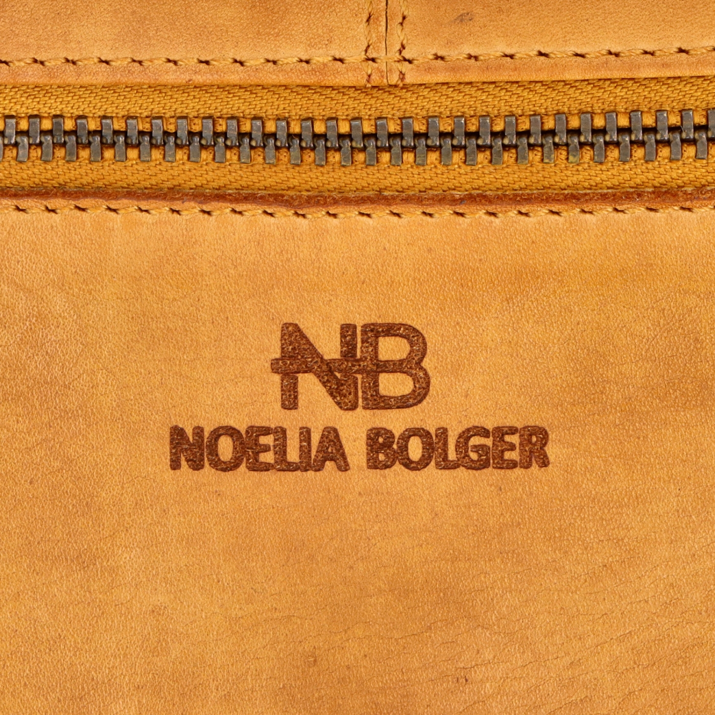 Dlouhá kožená peněženka s prošitím Noelia Bolger materiál kůže zapínání na cvoček barva žlutá velikost velká 5126 NB ZLU Logo