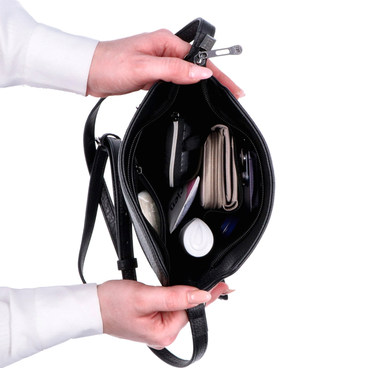 Malá crossbody kabelka ze strukturované kůže Noelia Bolger materiál kůže zapínání na zip barva černá velikost malá NB 3009 C Vnitřek