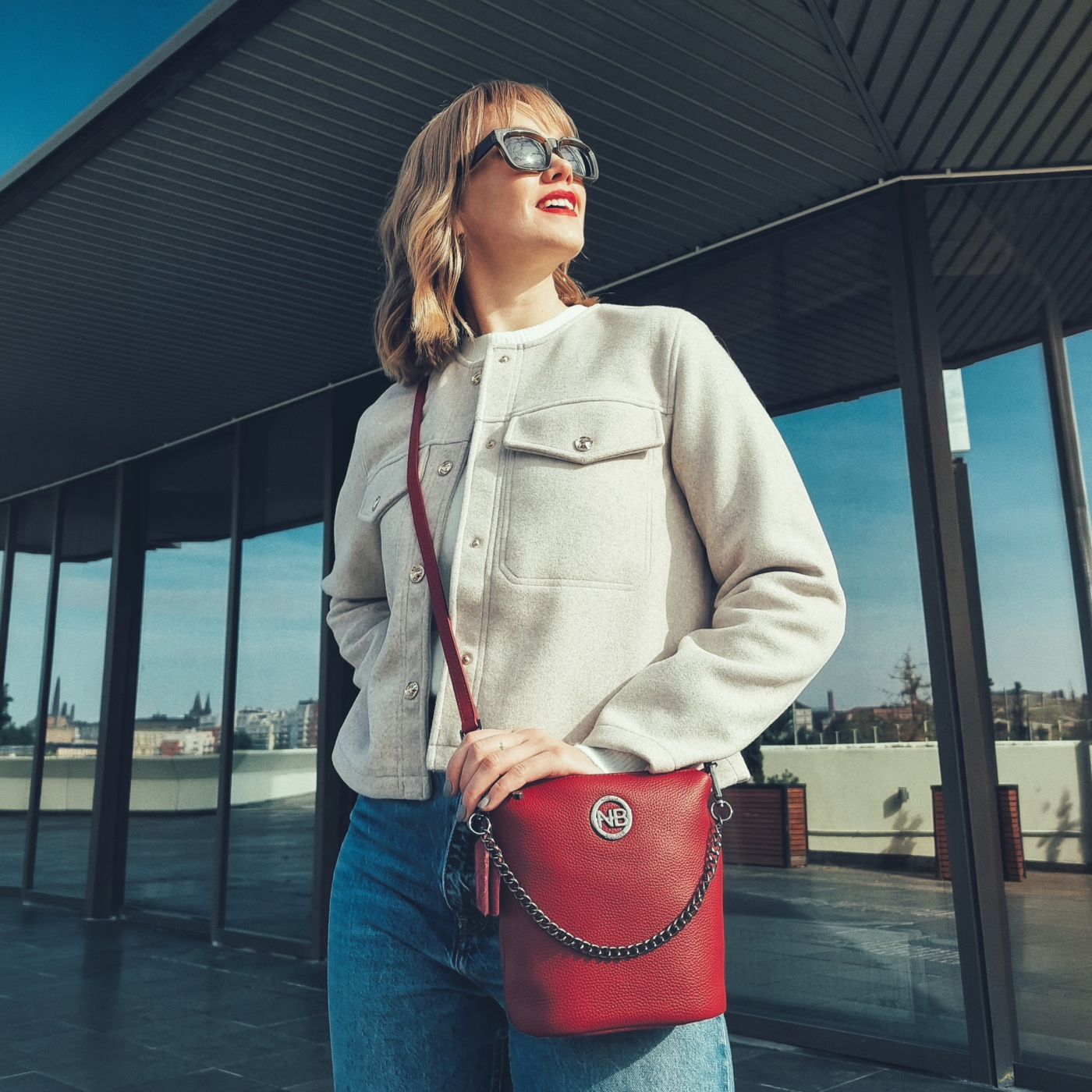Malá kožená crossbody kabelka s výrazným řetízkem Noelia Bolger materiál kůže zapínání na zip barva červená velikost malá NB 3016 CV Lifestyle