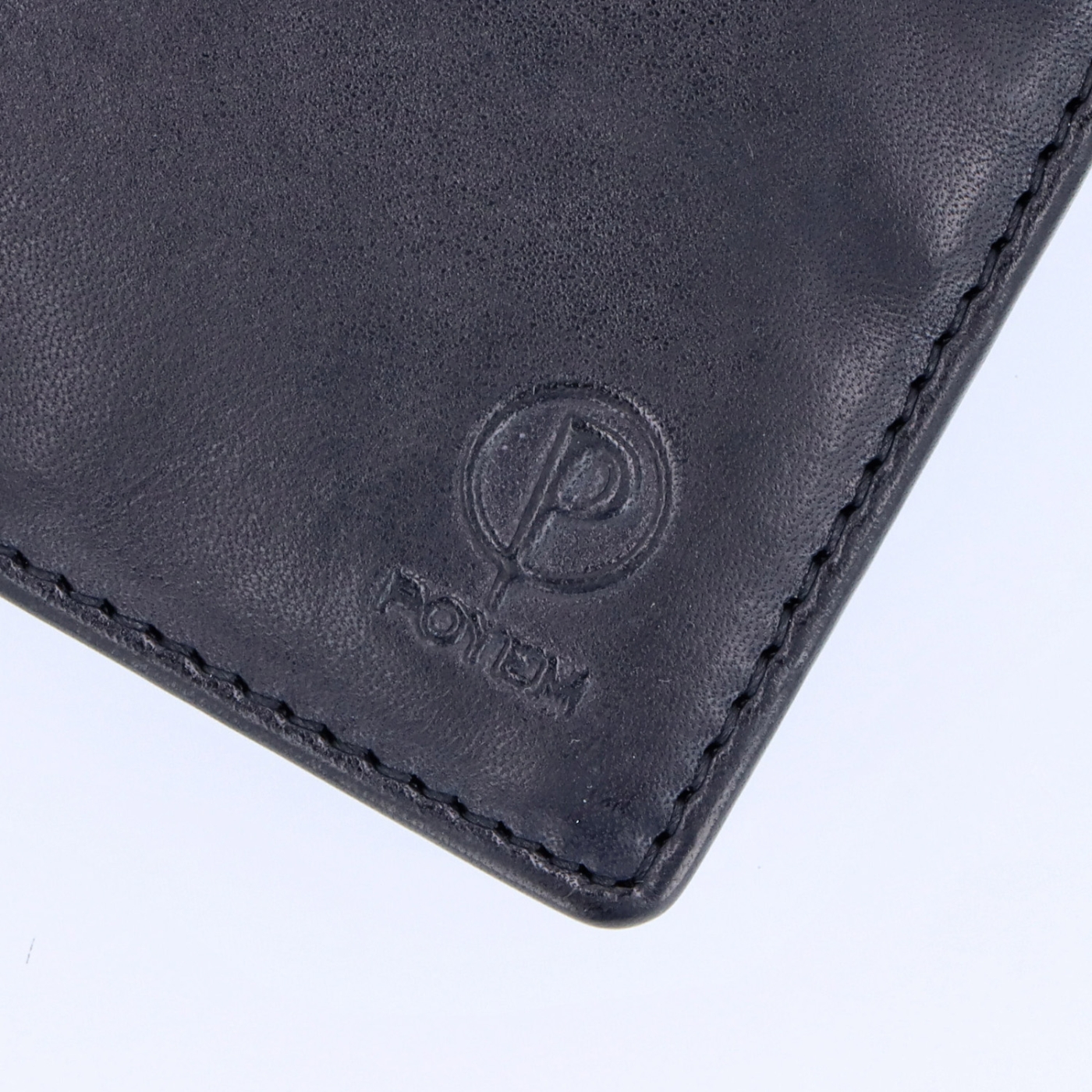 Elegantní peněženka s dostatkem přihrádek Poyem materiál kůže zapínání Bez zapínání barva černá velikost malá 5244 Poyem C Logo