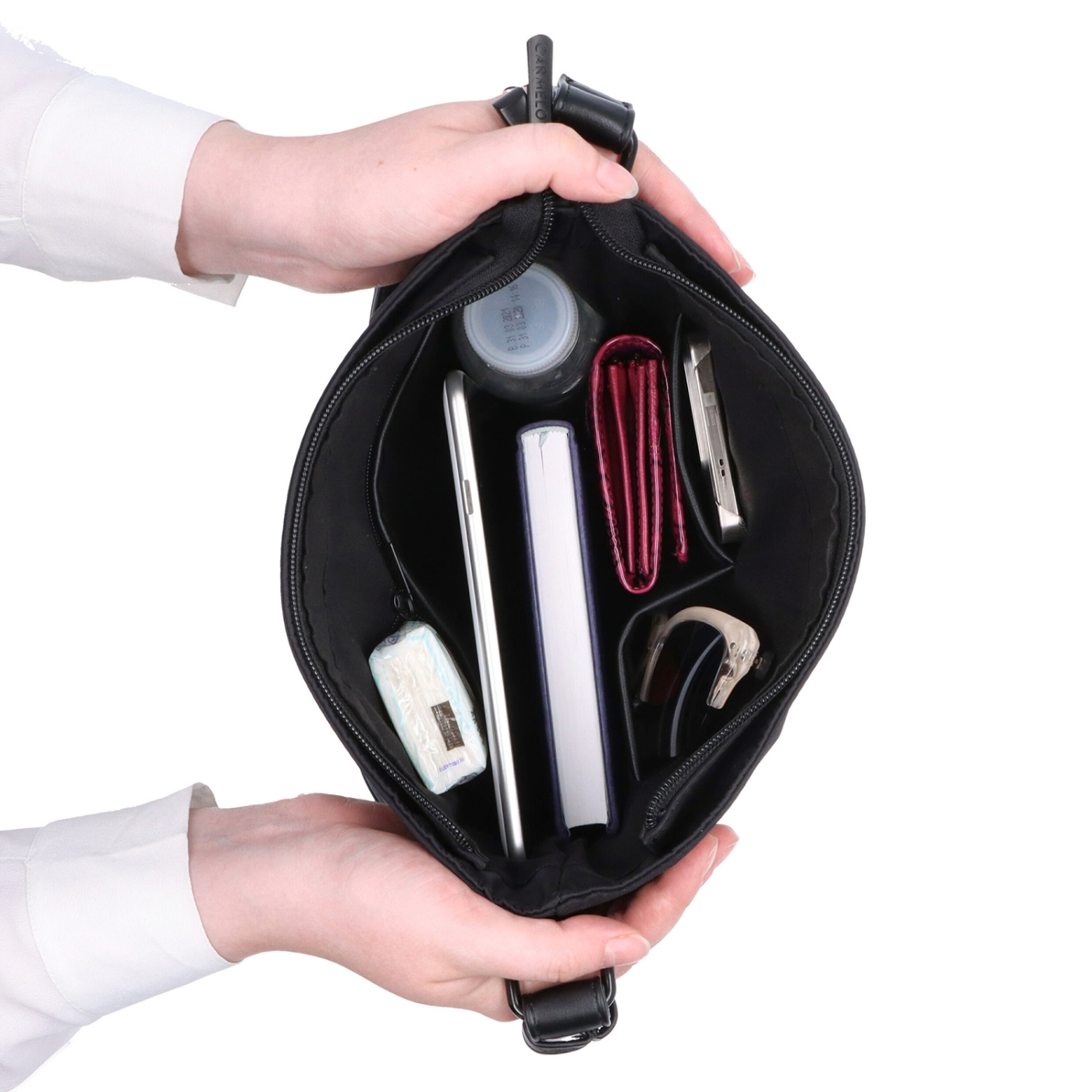 Crossbody kabelka v minimalistickém stylu Carmelo materiál nylon zapínání na zip barva černá velikost střední 6605 C Vnitřek