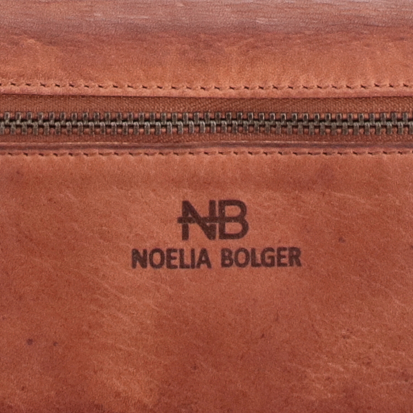 Dlouhá kožená peněženka s mandalou Noelia Bolger materiál kůže zapínání na cvoček barva koňaková velikost velká 5121 NB KO Logo