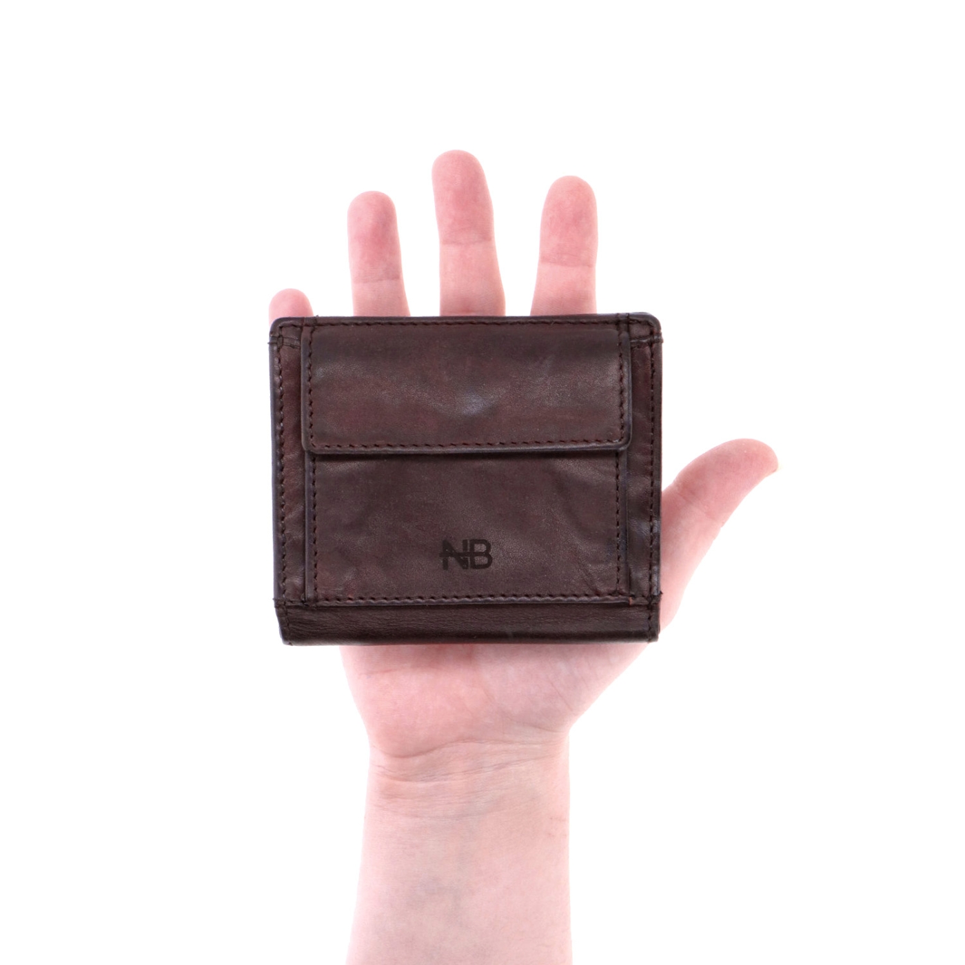 Malá kožená peněženka s unisex designem Noelia Bolger materiál kůže barva hnědá velikost malá 5133 NB H V ruce