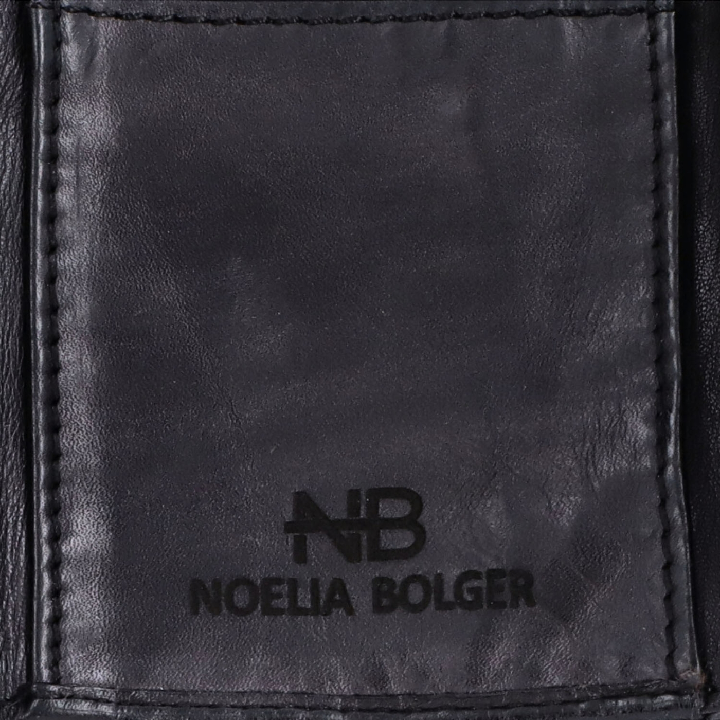 Kožená peněženka s praktickou zipovou kapsou Noelia Bolger materiál kůže zapínání na cvoček barva černá velikost malá 5132 NB C Logo