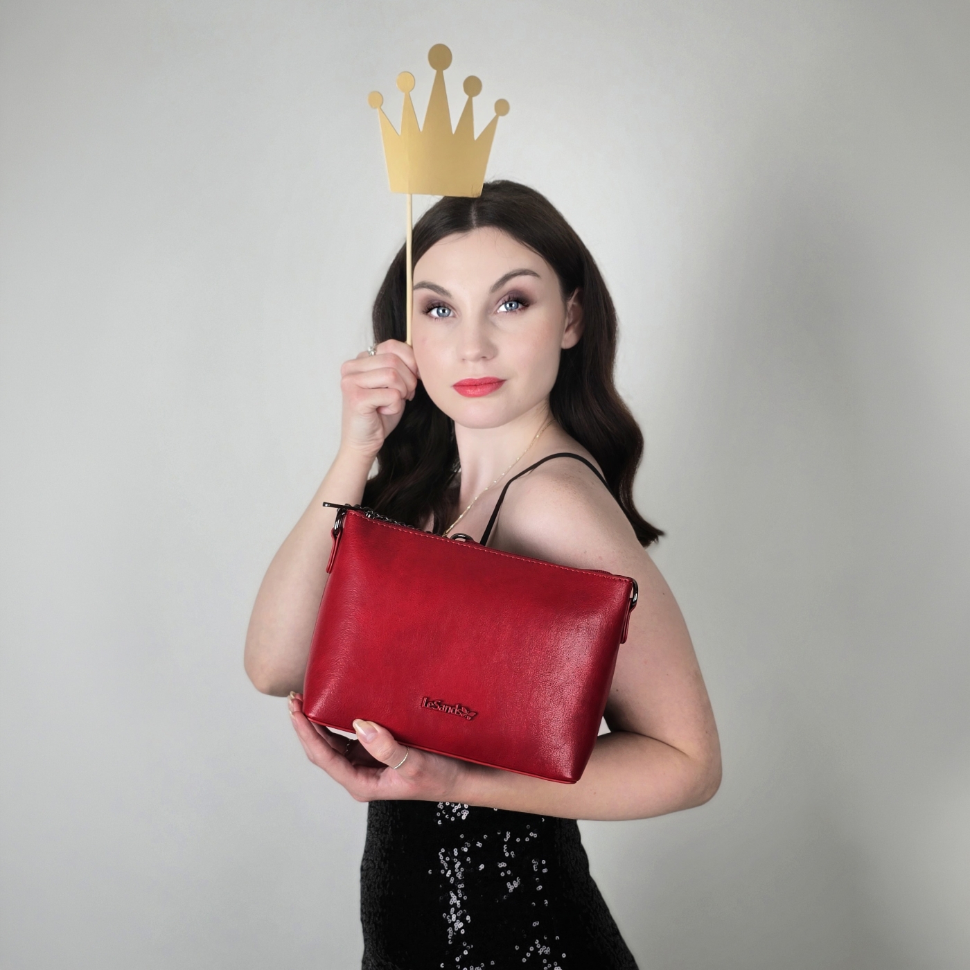 Společenská crossbody kabelka s řetízkem Le Sands materiál syntetická kůže zapínání na zip barva červená velikost malá 7708 CV Lifestyle