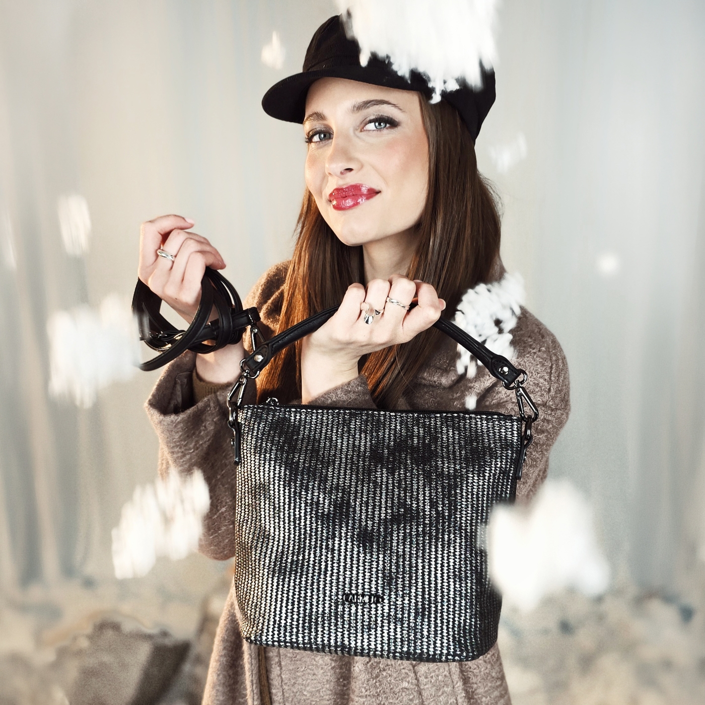 Stylová crossbody kabelka s originálním vzorem Carmelo materiál syntetická kůže zapínání na zip barva metalická velikost malá 4380 STR Lifestyle