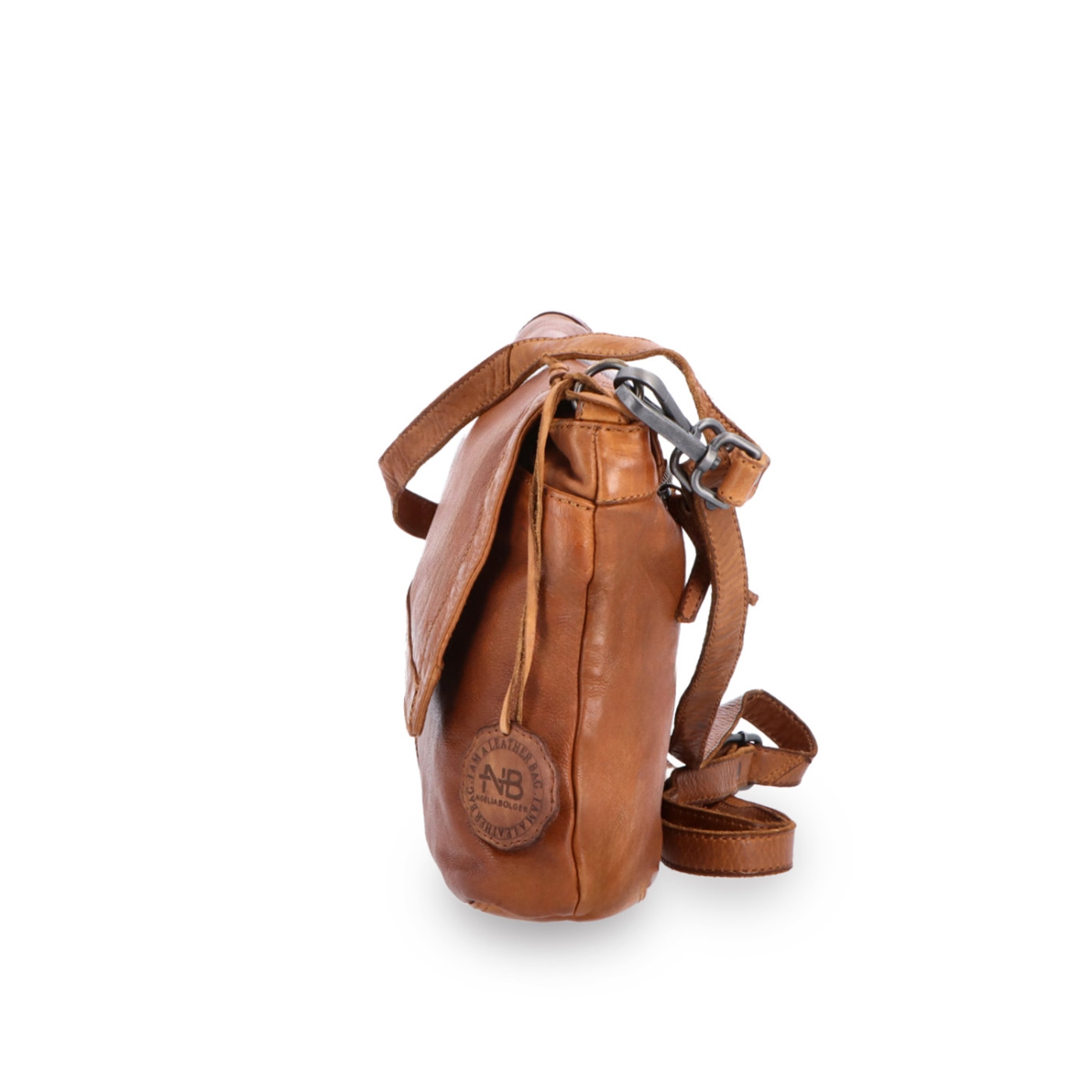 Crossbody kabelka z pravé kůže s klopou Noelia Bolger materiál kůže zapínání s klopou barva koňaková velikost střední NB 2024 KO Z boku