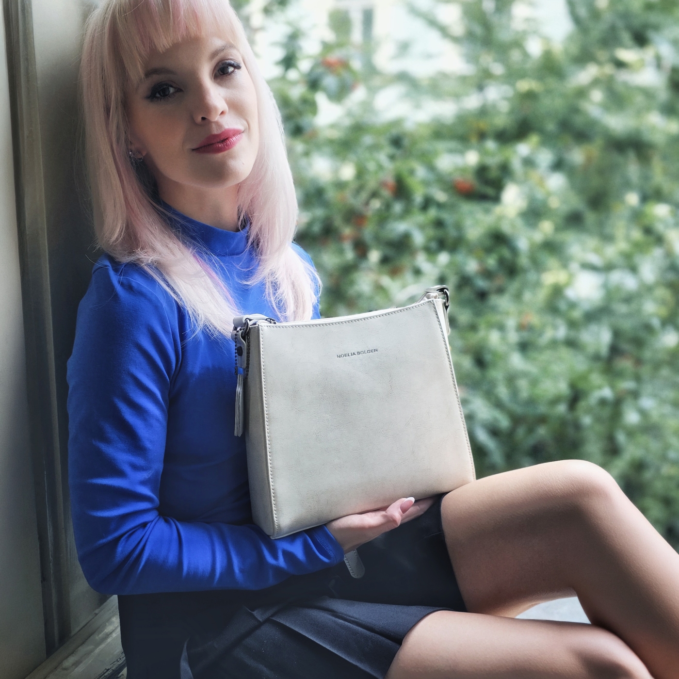 Nadčasová crossbody kabelka z pravé kůže Noelia Bolger materiál kůže zapínání na zip barva bílá velikost malá NB 0079 OW Lifestyle