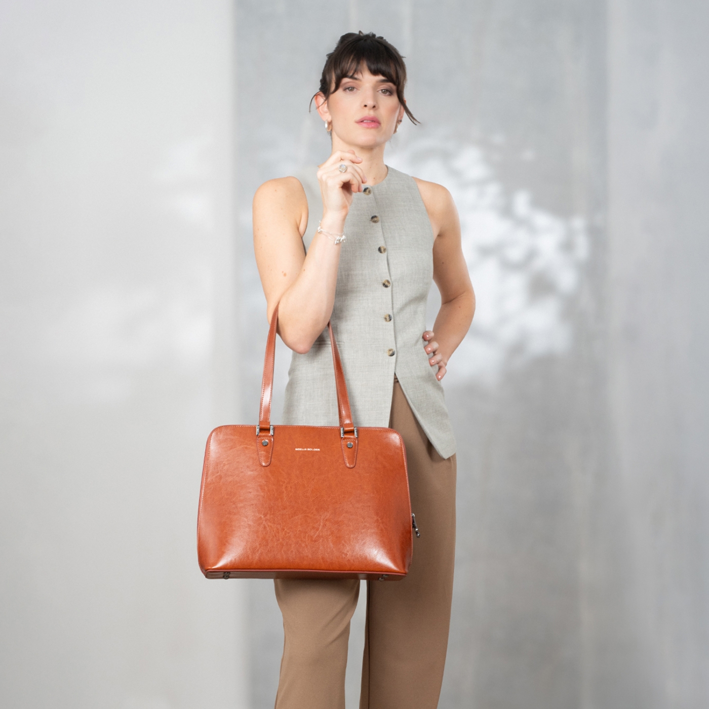 Elegantní kožená kabelka Noelia Bolger materiál kůže zapínání na zip barva koňaková velikost velká NB 0057 KO Lifestyle