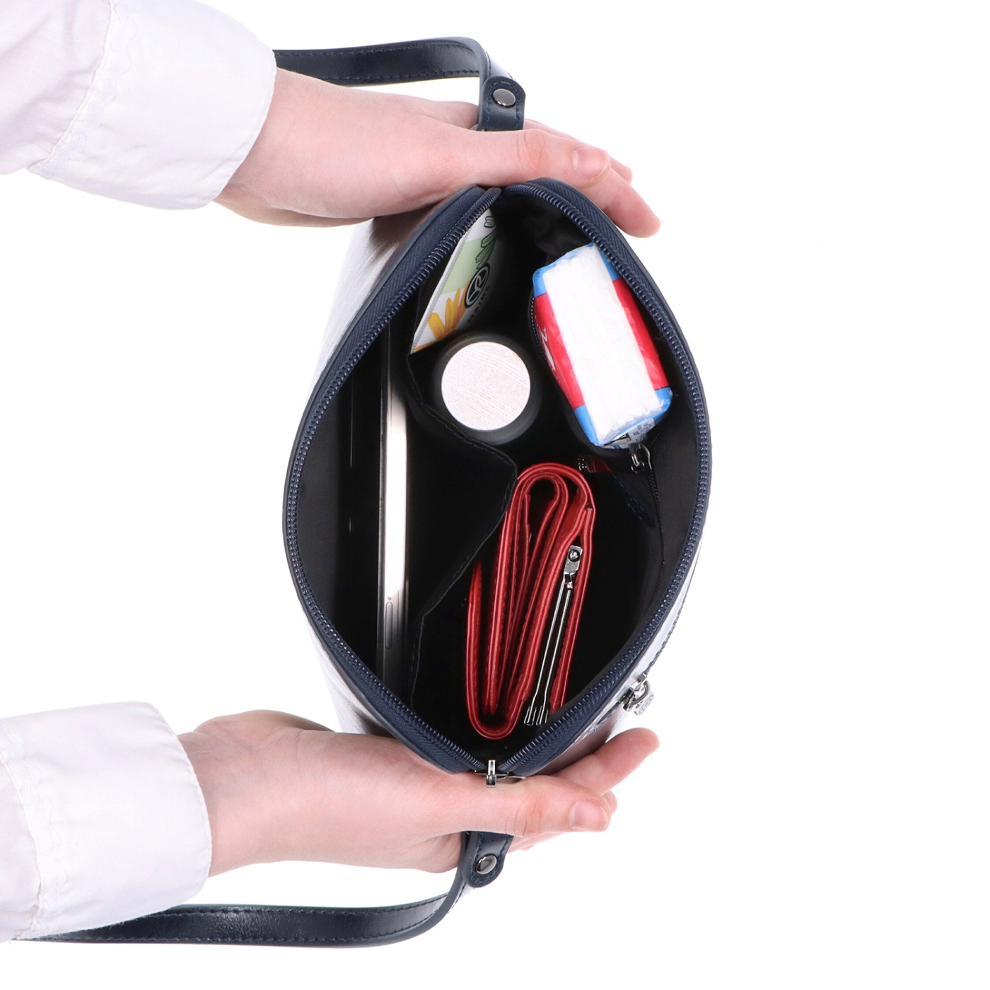 Minimalistická kožená crossbody kabelka na každý den Noelia Bolger materiál kůže zapínání na zip barva modrá velikost malá NB 0116 TM Vnitřek