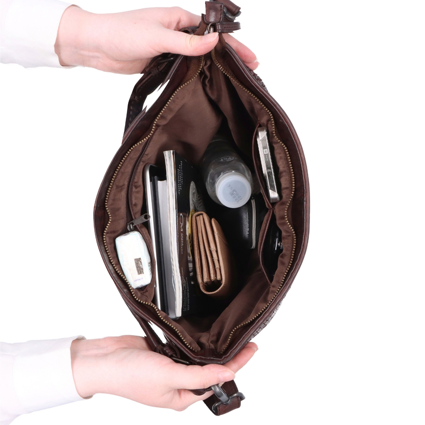 Jemně proplétaná kožená hobo kabelka Noelia Bolger materiál kůže zapínání na zip barva hnědá velikost střední NB 2015 H Vnitřek