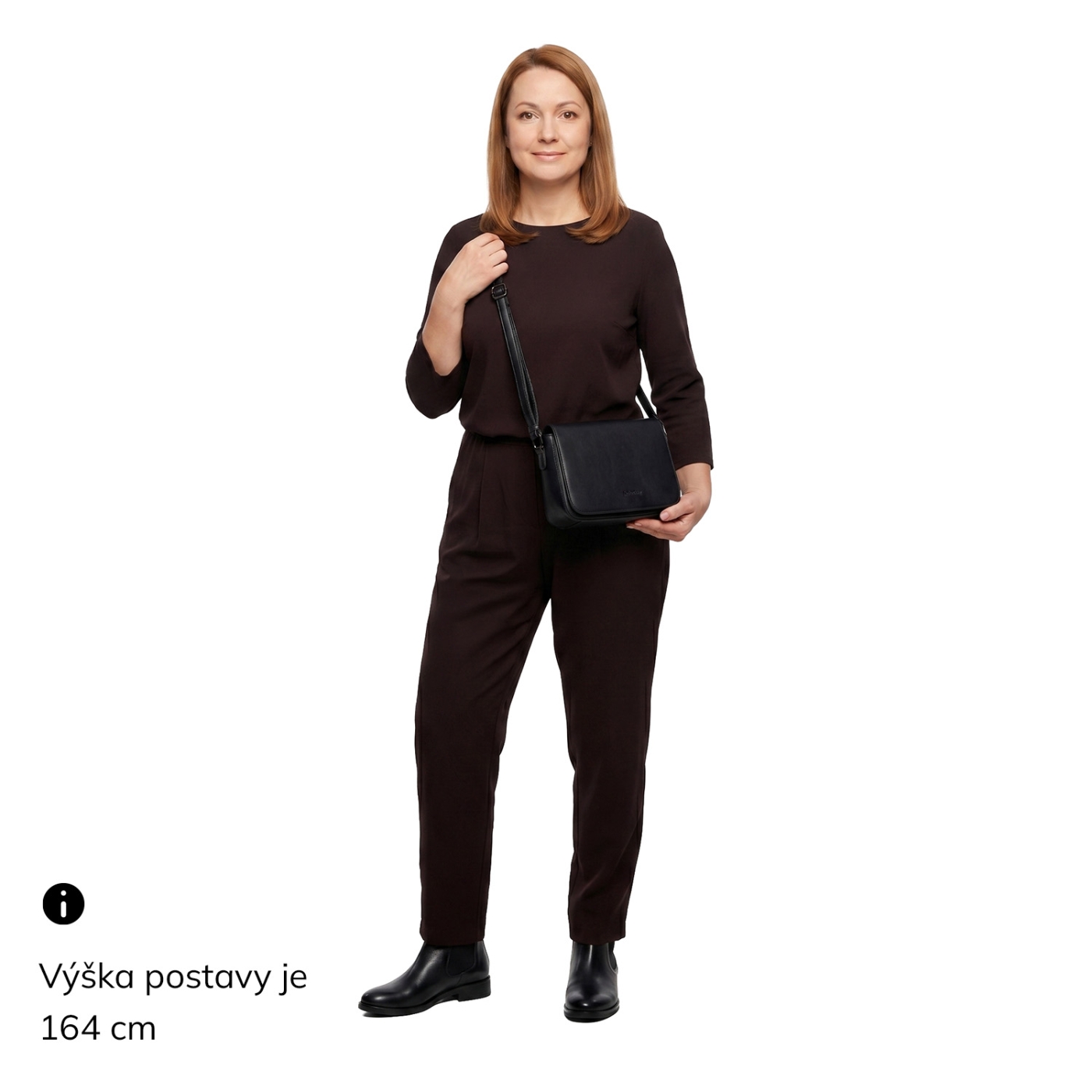 Nadčasová crossbody kabelka s klopou Le Sands materiál syntetická kůže zapínání s klopou barva koňaková velikost malá 7724 KO Na postavě