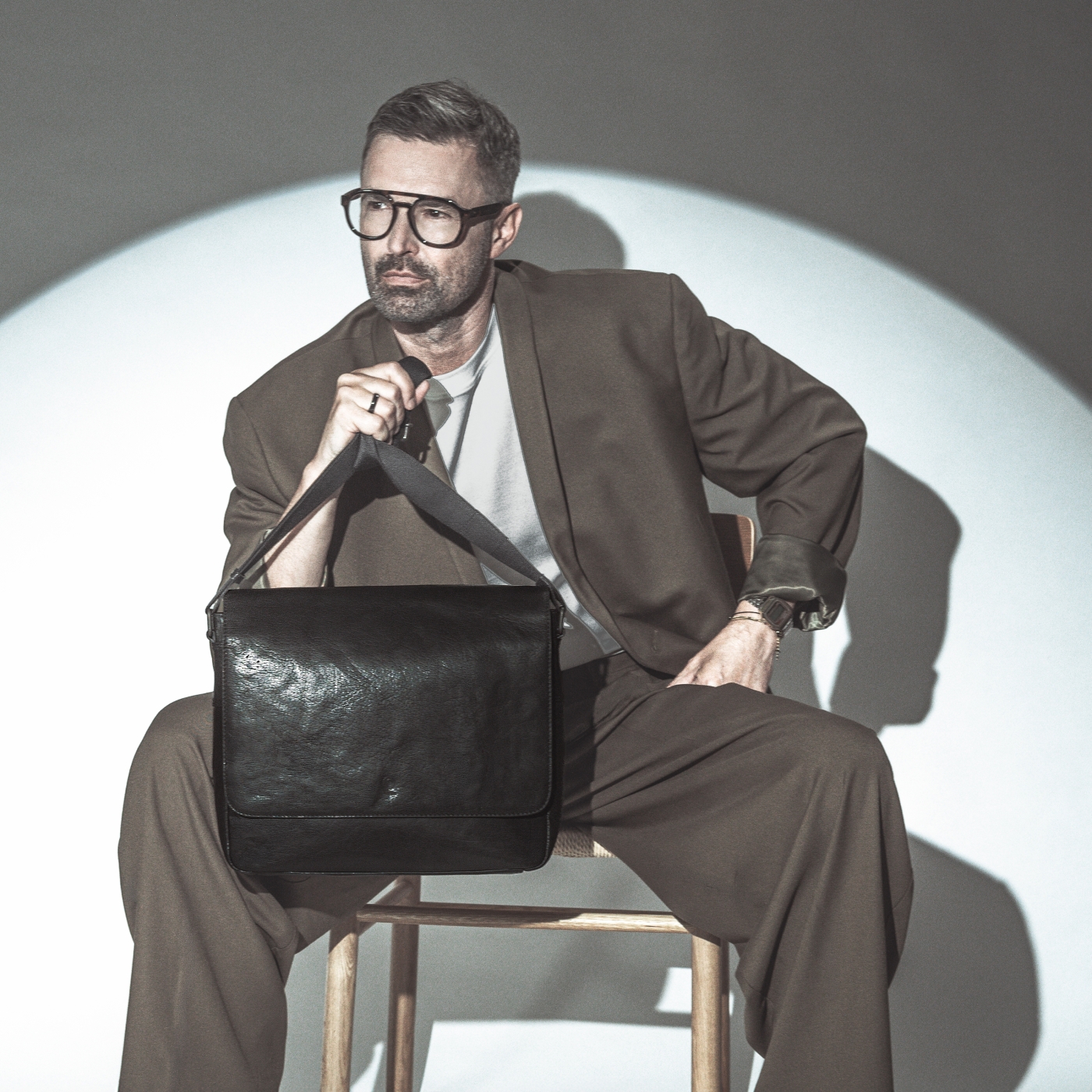 Kožená messenger taška Poyem materiál kůže zapínání s klopou barva černá velikost velká 2205 Poyem C Lifestyle