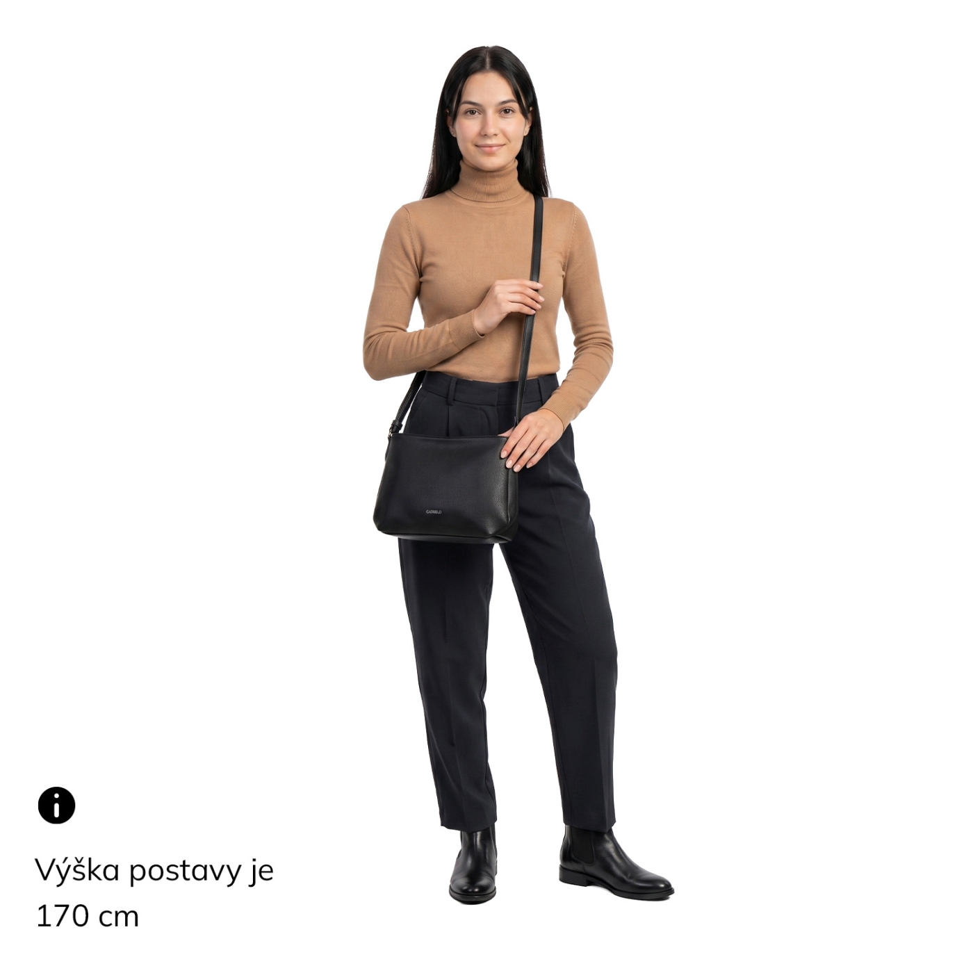 Praktická a elegantní crossbody kabelka Carmelo materiál syntetická kůže zapínání na zip barva černá velikost střední 4605 C Na postavě