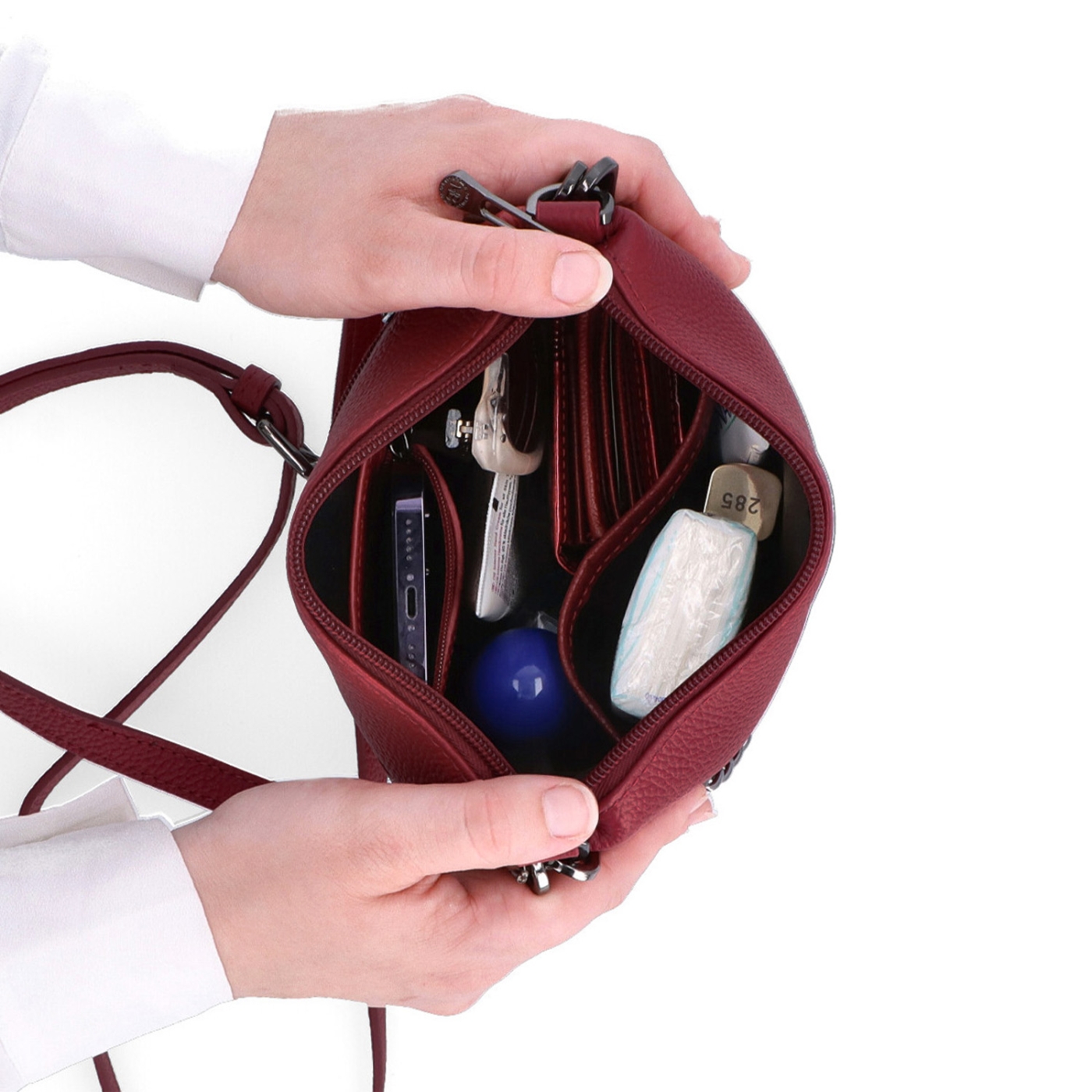 Malá kožená crossbody kabelka s výrazným řetízkem Noelia Bolger materiál kůže zapínání na zip barva červená velikost malá NB 3016 CV Vnitřek
