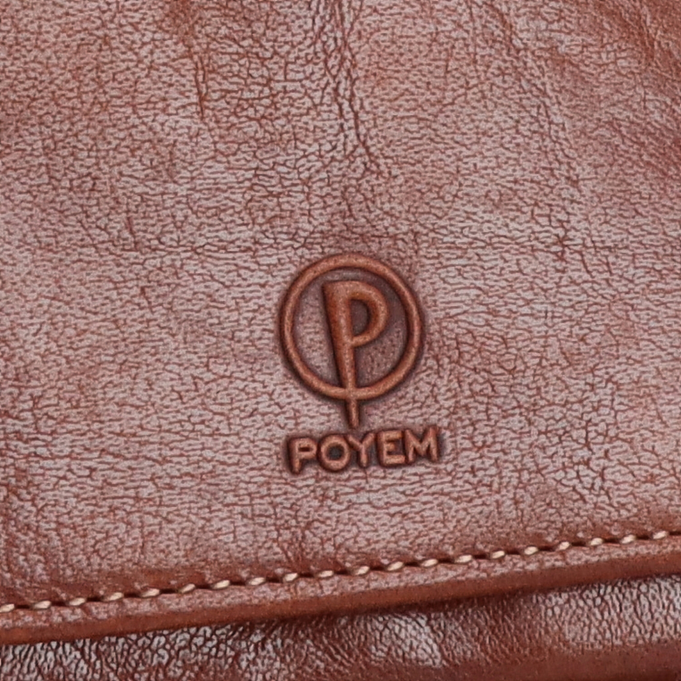 Luxusní kožená peněženka Poyem materiál kůže zapínání na cvoček barva koňaková velikost malá 5227 Poyem KO Logo